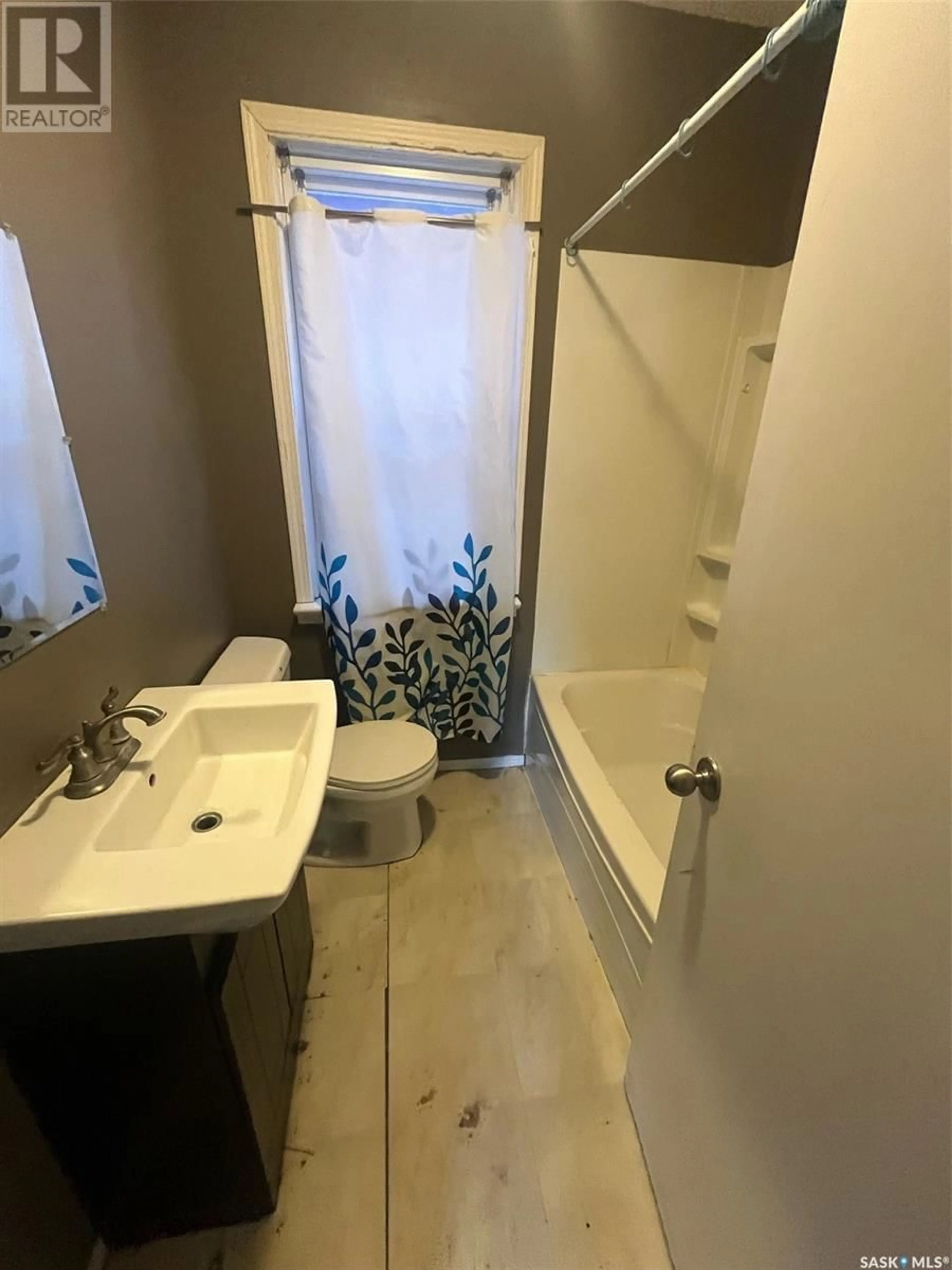 Standard bathroom for 2022 Quebec STREET, Regina Saskatchewan S4P1J9