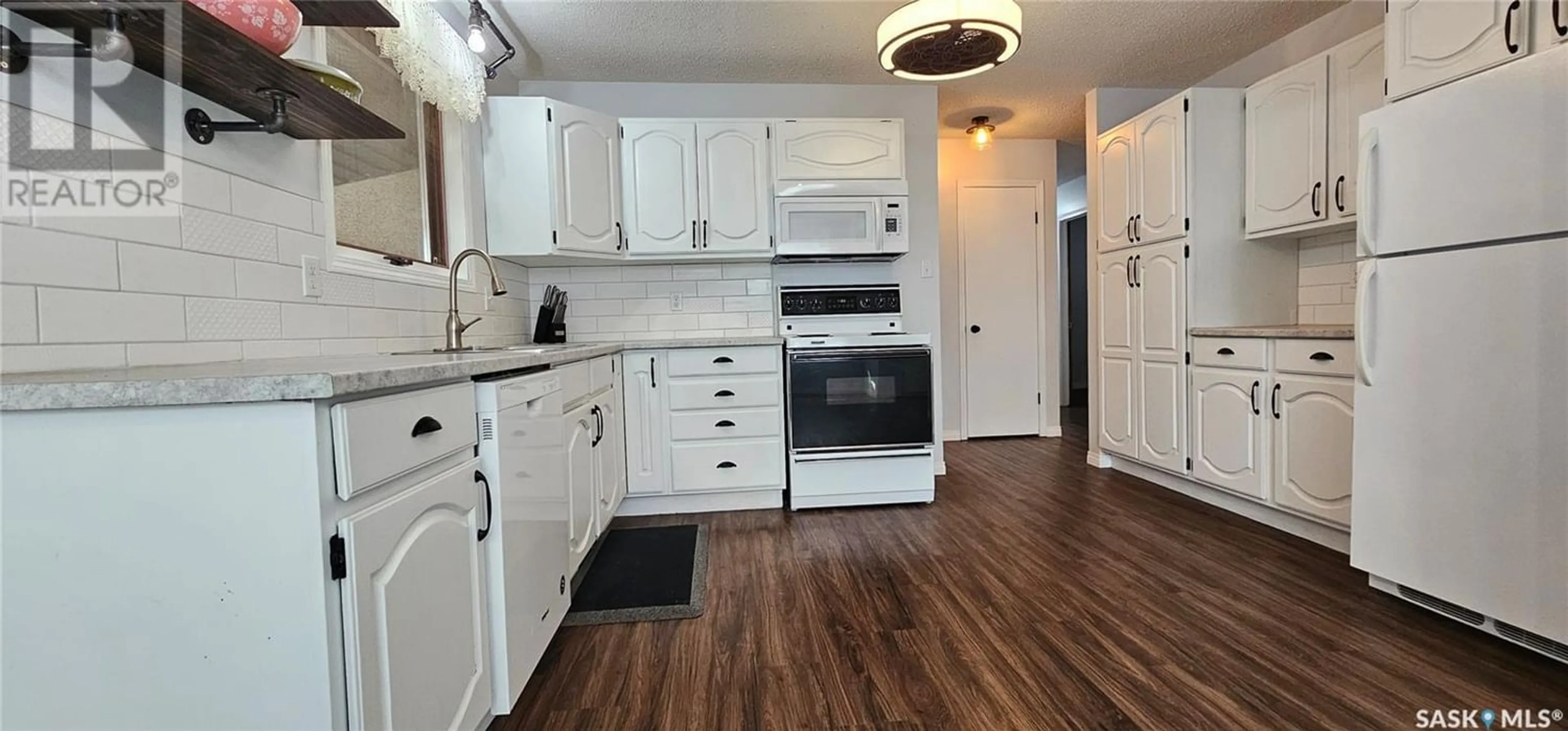 Standard kitchen for 420 3rd AVENUE NW, Swift Current Saskatchewan S9H0S5