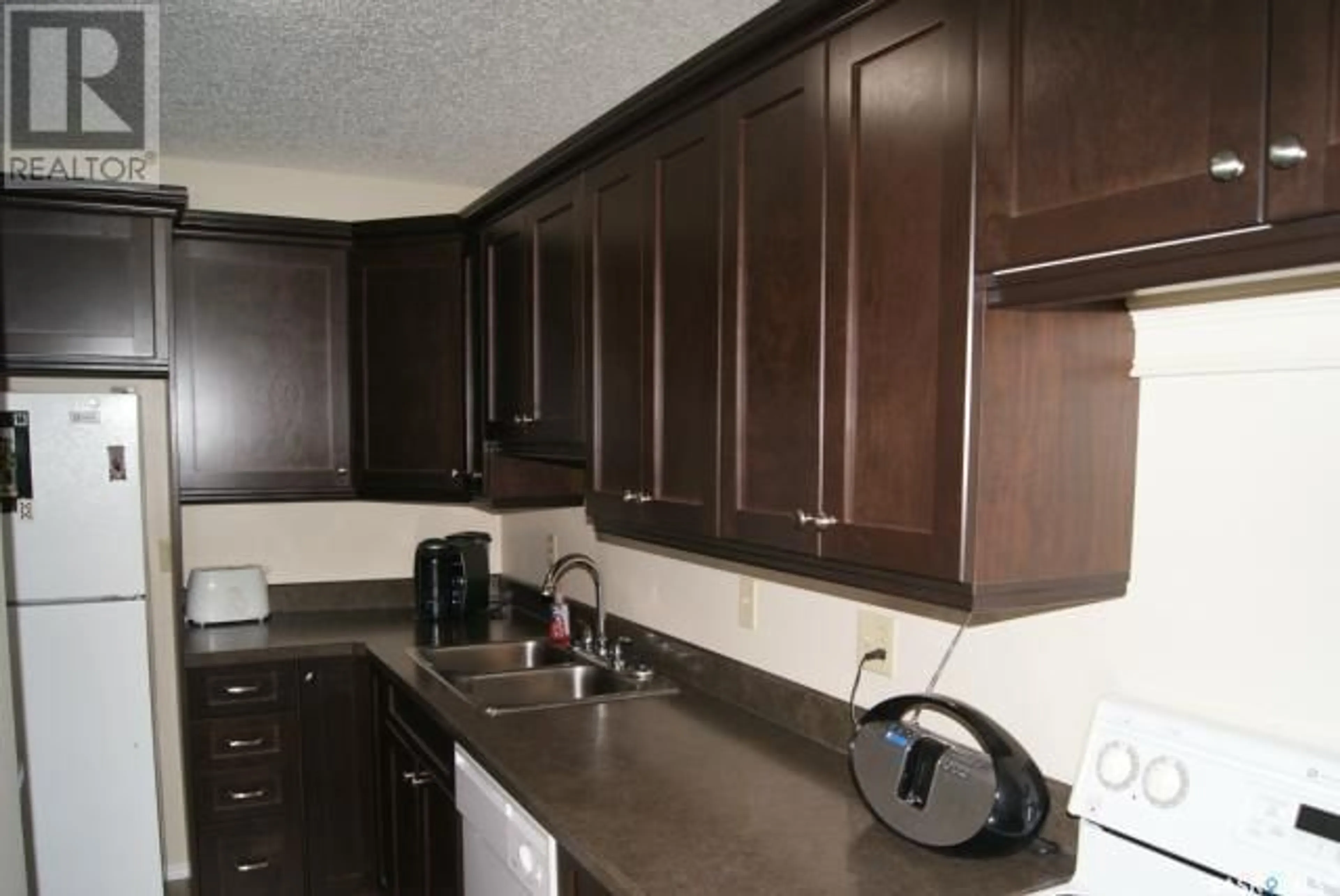 Standard kitchen for B3 215 Kingsmere BOULEVARD, Saskatoon Saskatchewan S7J4J6