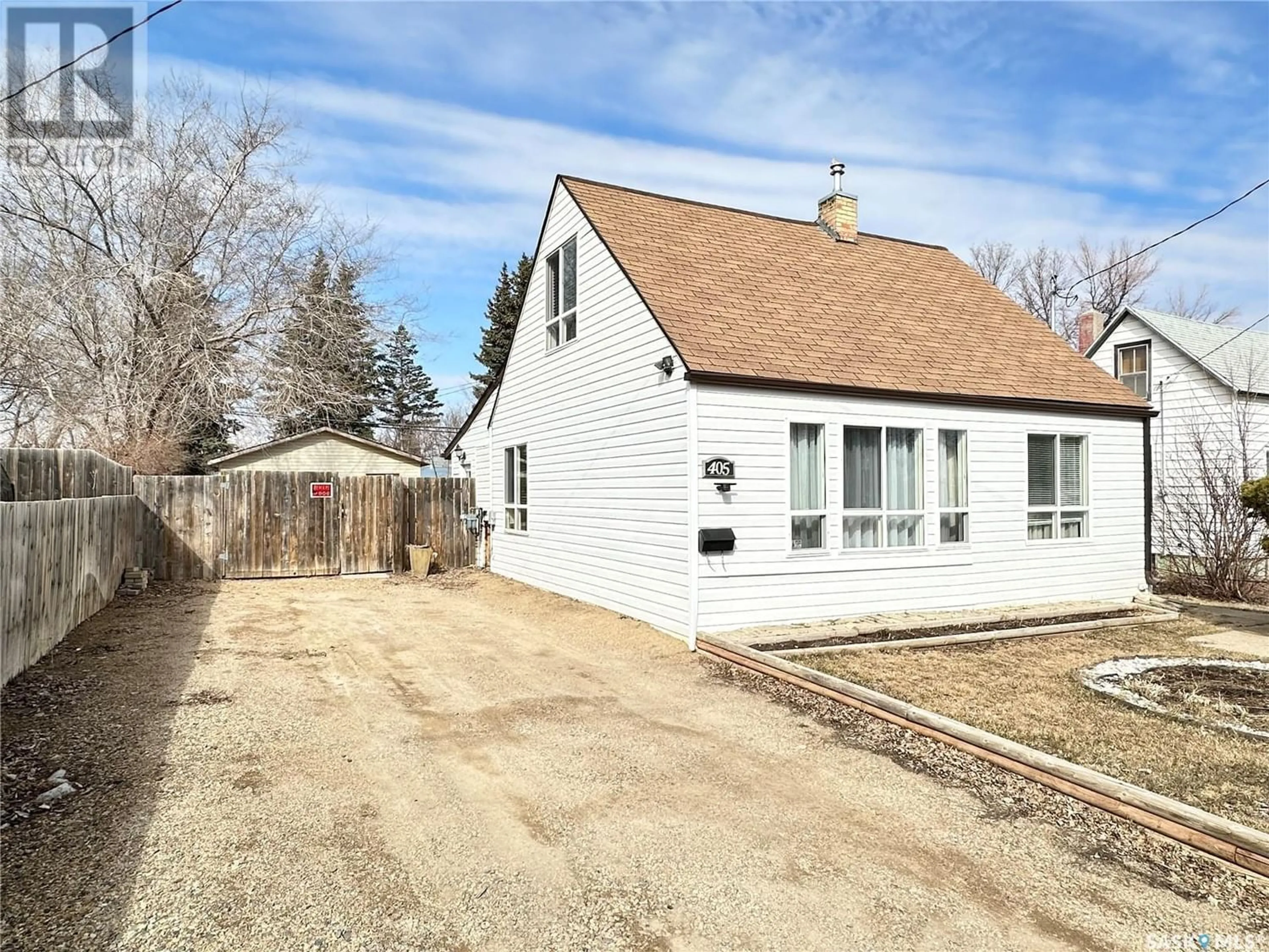 Cottage for 405 3rd STREET S, Weyburn Saskatchewan S4H2C7