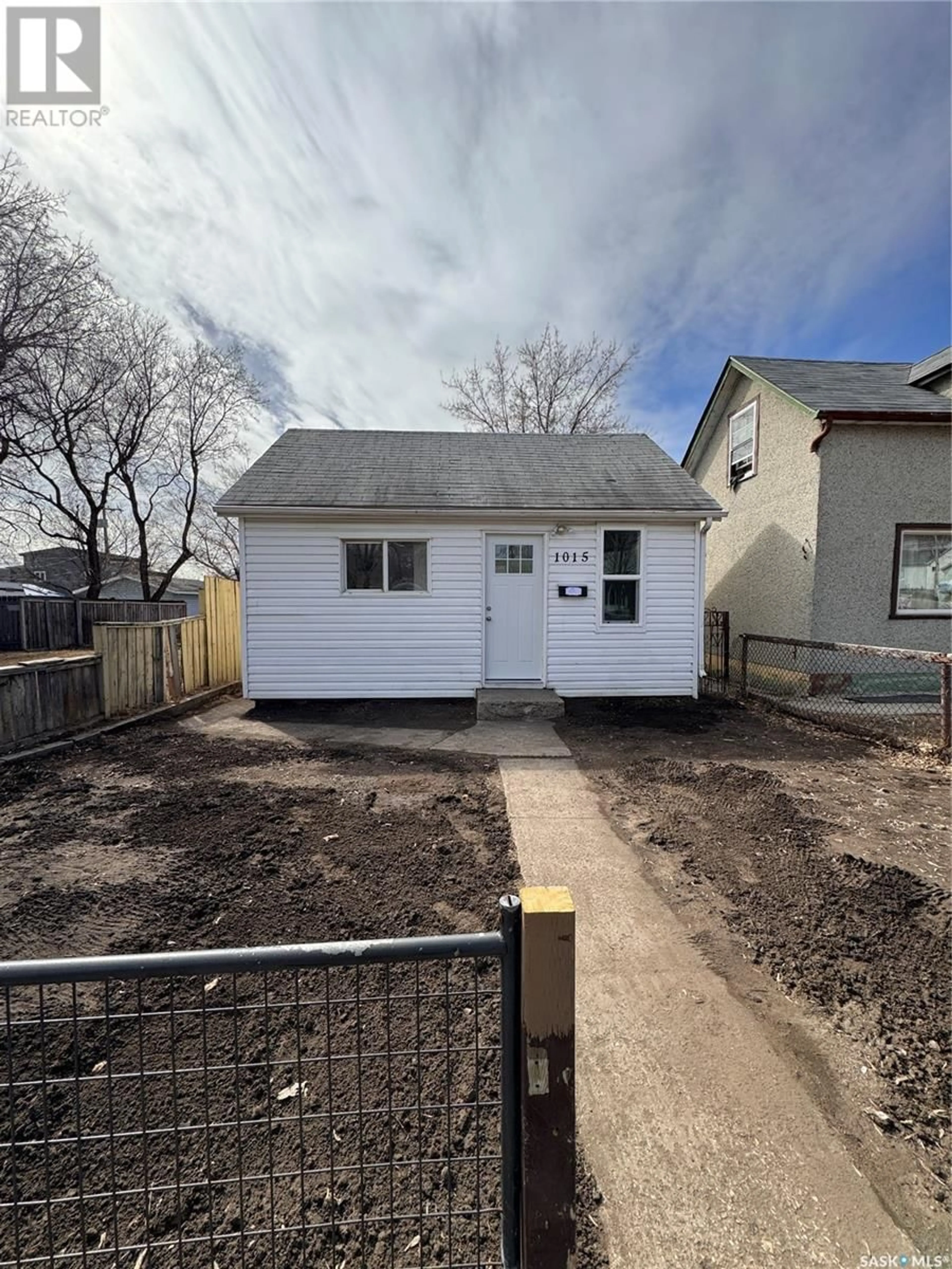 Frontside or backside of a home for 1015 23rd STREET W, Saskatoon Saskatchewan S7L0A6