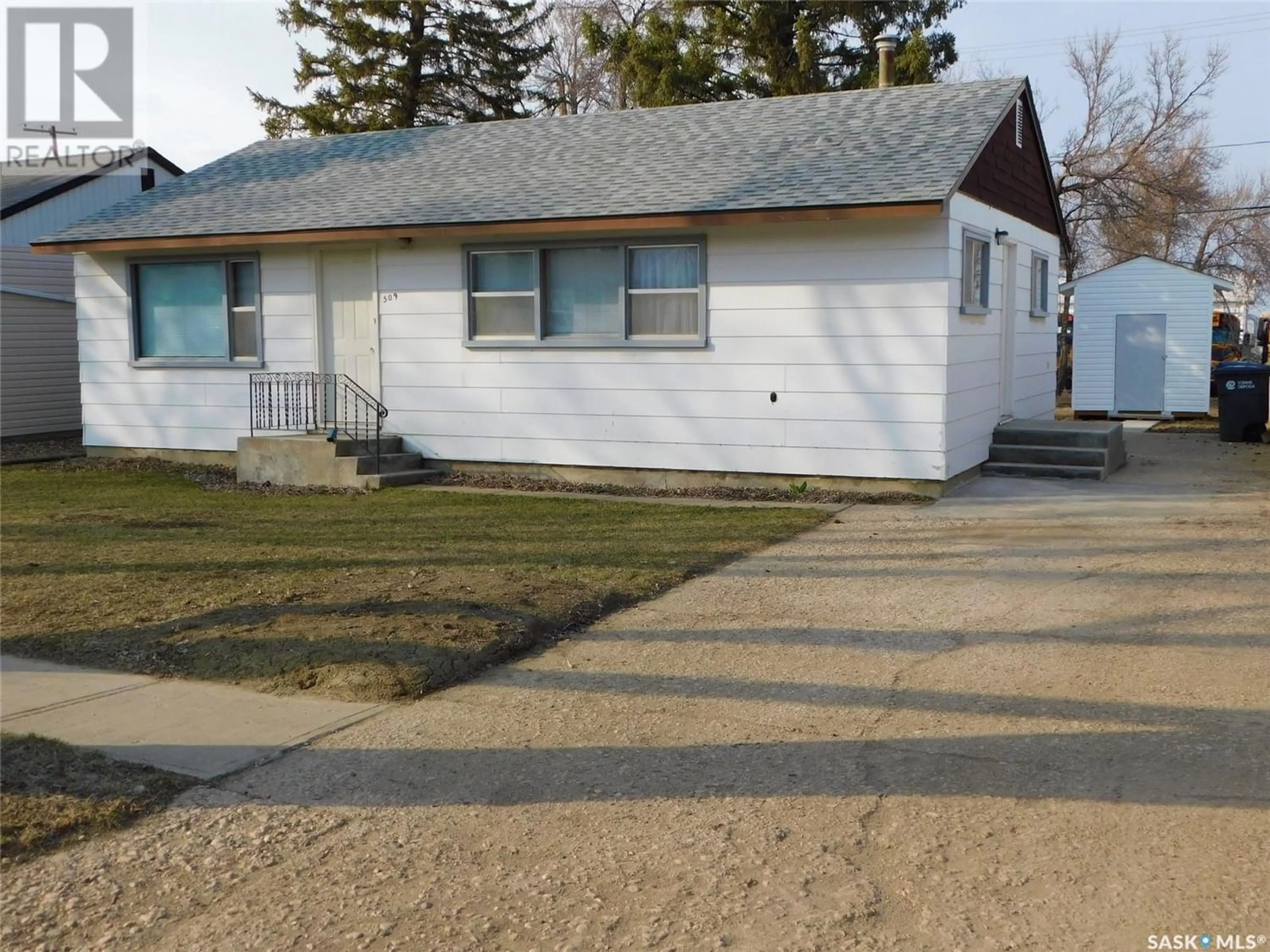 Frontside or backside of a home for 509 2nd AVENUE E, Assiniboia Saskatchewan S0H0B0