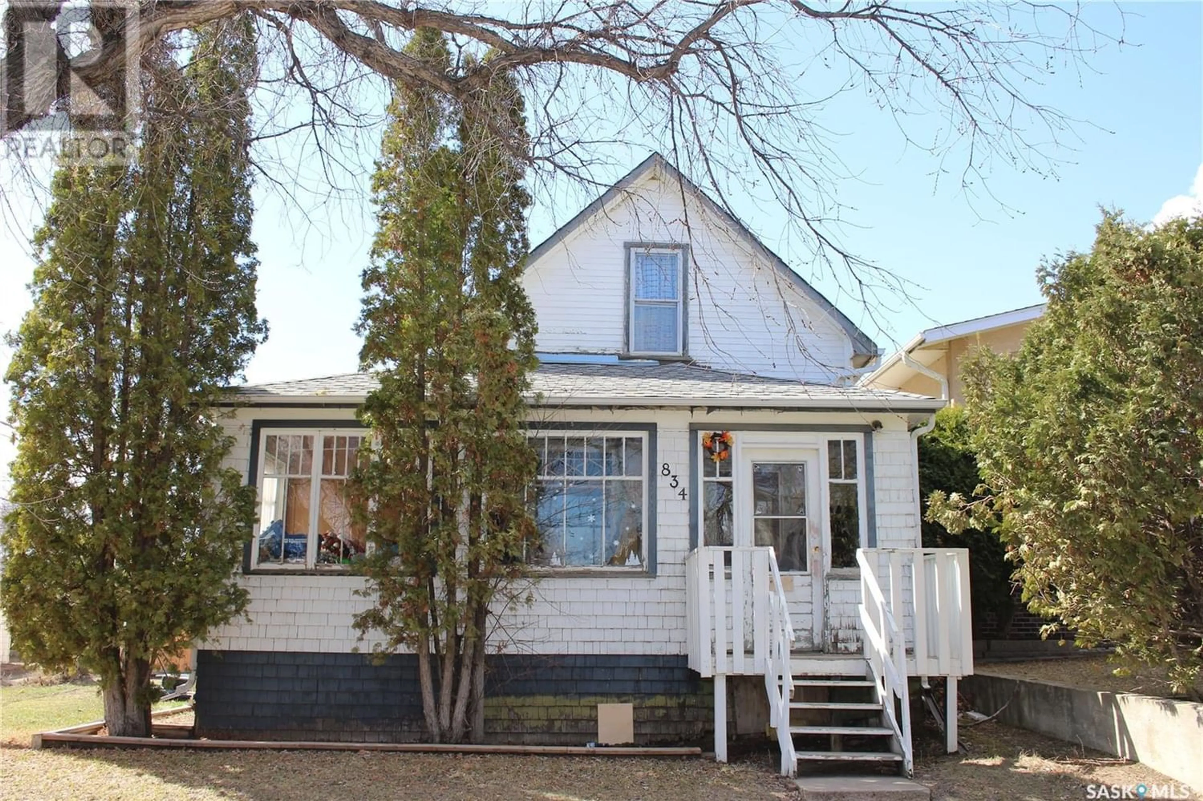 Outside view for 834 6th AVENUE NW, Moose Jaw Saskatchewan S6H4A2