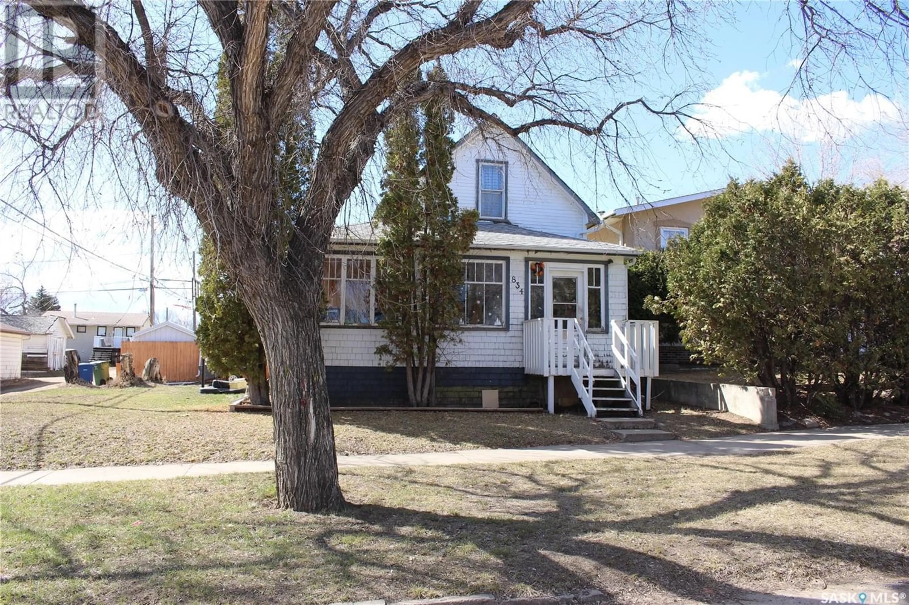 Outside view for 834 6th AVENUE NW, Moose Jaw Saskatchewan S6H4A2