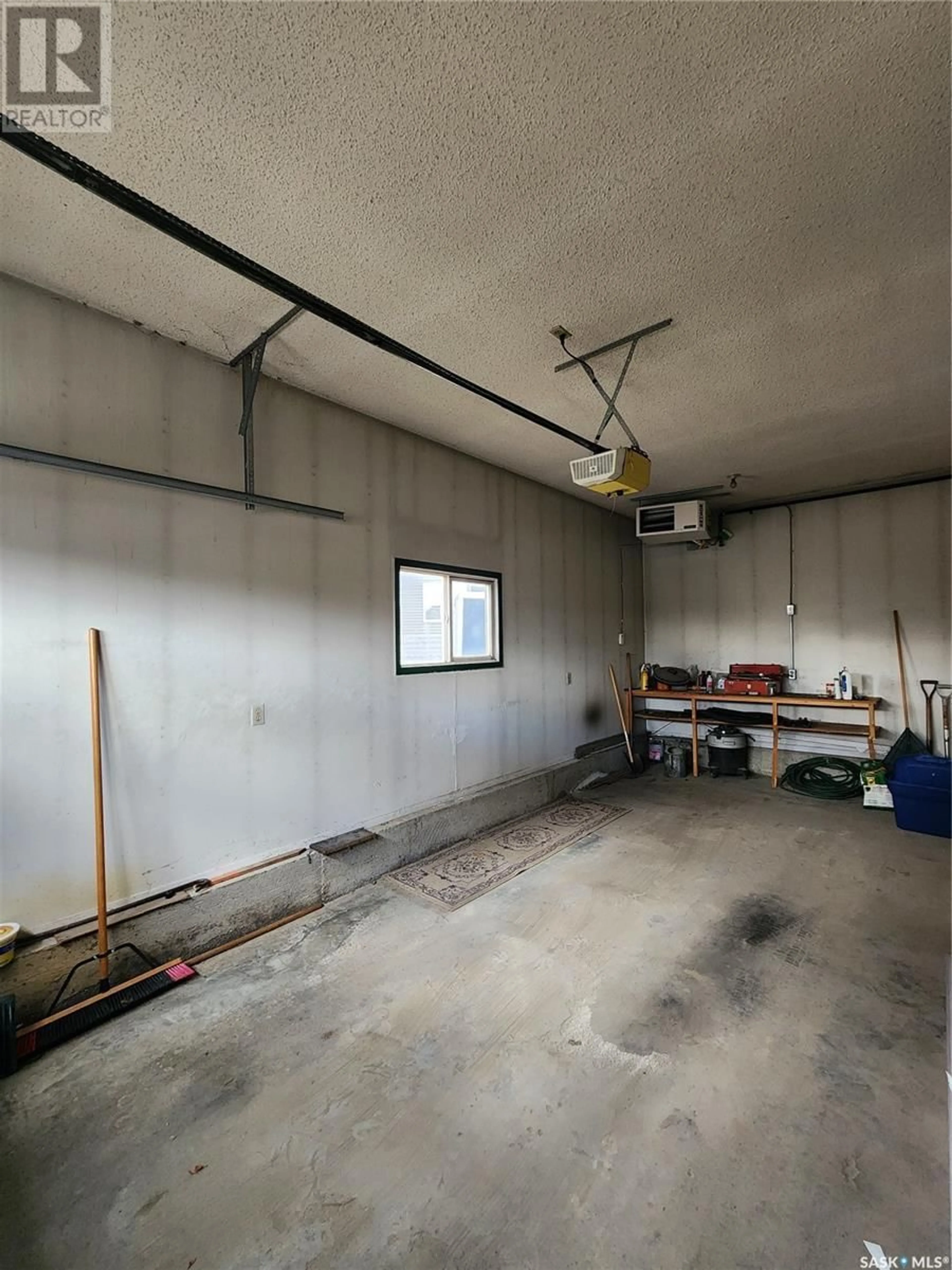 Indoor garage for 810 Pacific STREET, Grenfell Saskatchewan S0G2B0