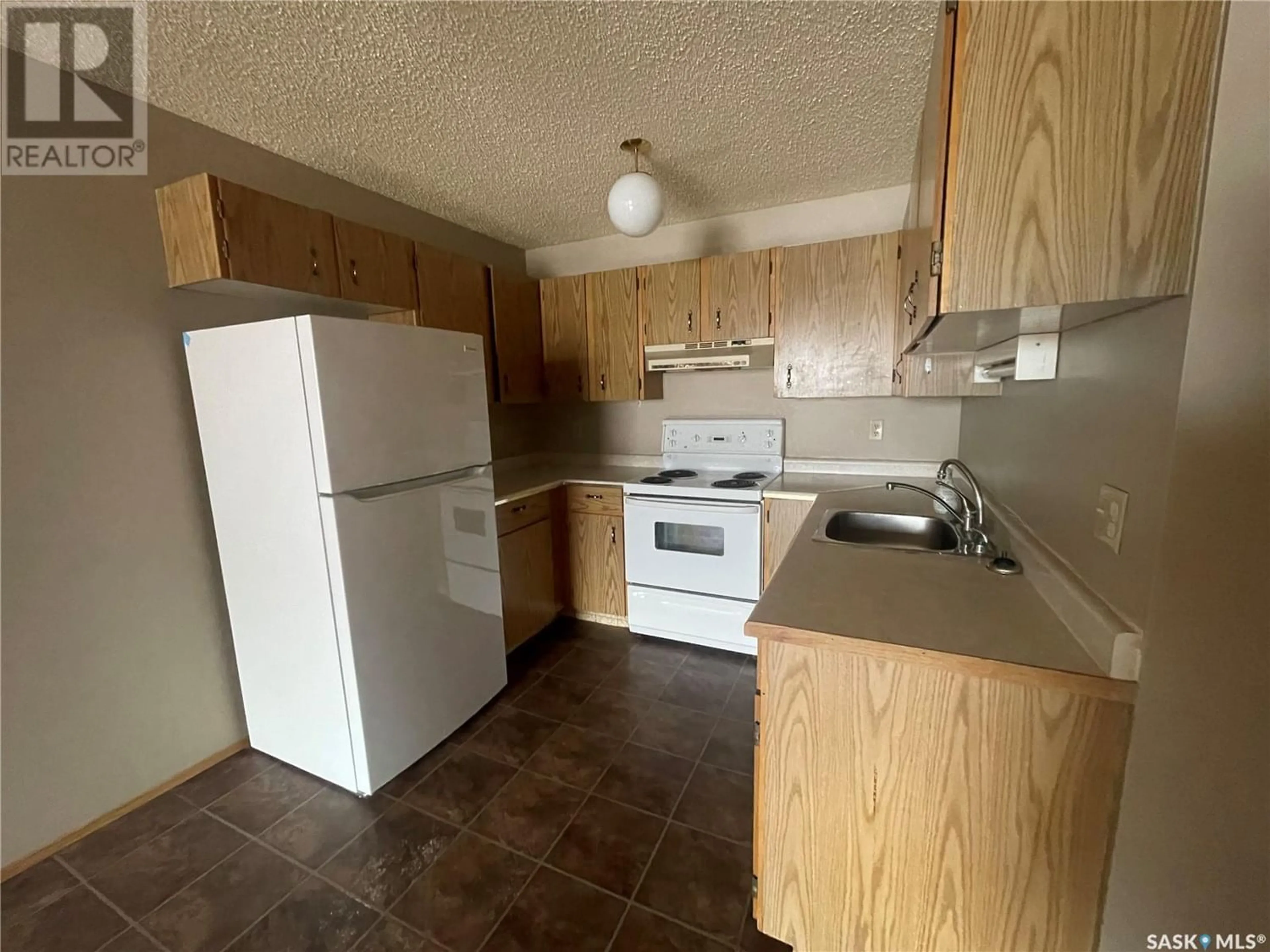 Standard kitchen for 404 Cedar Meadow DRIVE, Regina Saskatchewan S4X3J6