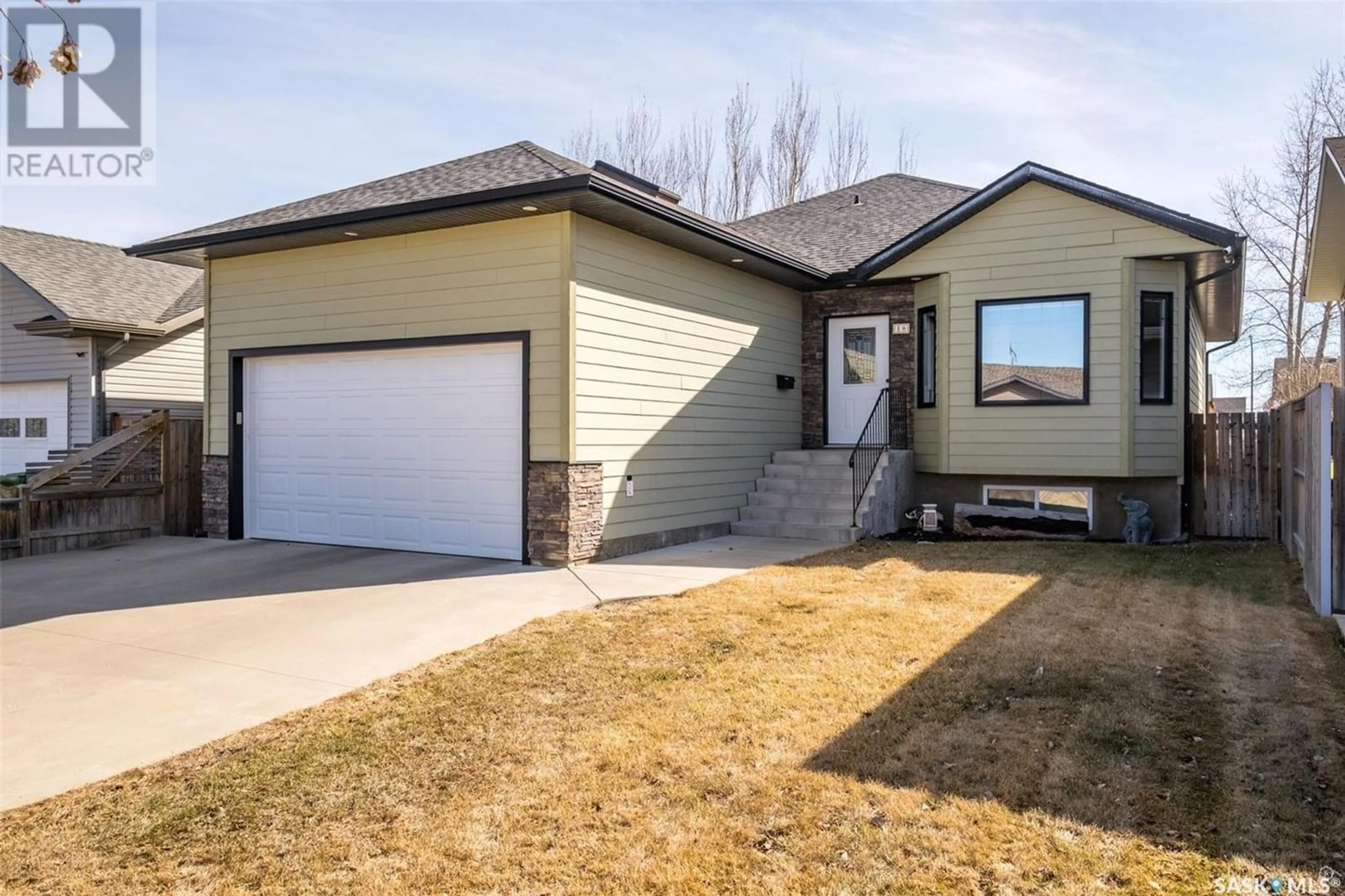 Frontside or backside of a home for 18 Steele BAY, Prince Albert Saskatchewan S6V0H2