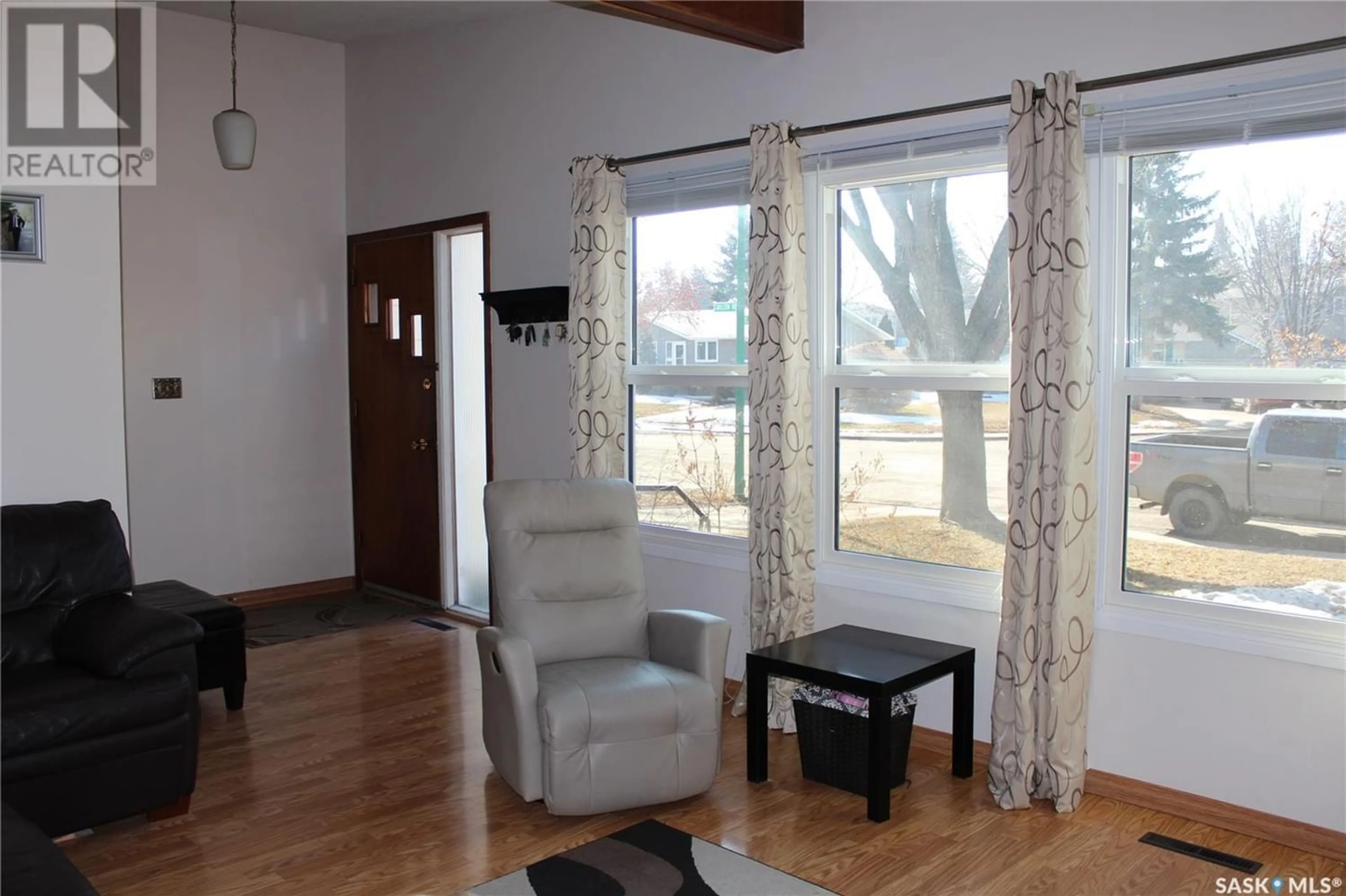 Living room for 218 Carleton DRIVE, Saskatoon Saskatchewan S7H4C1