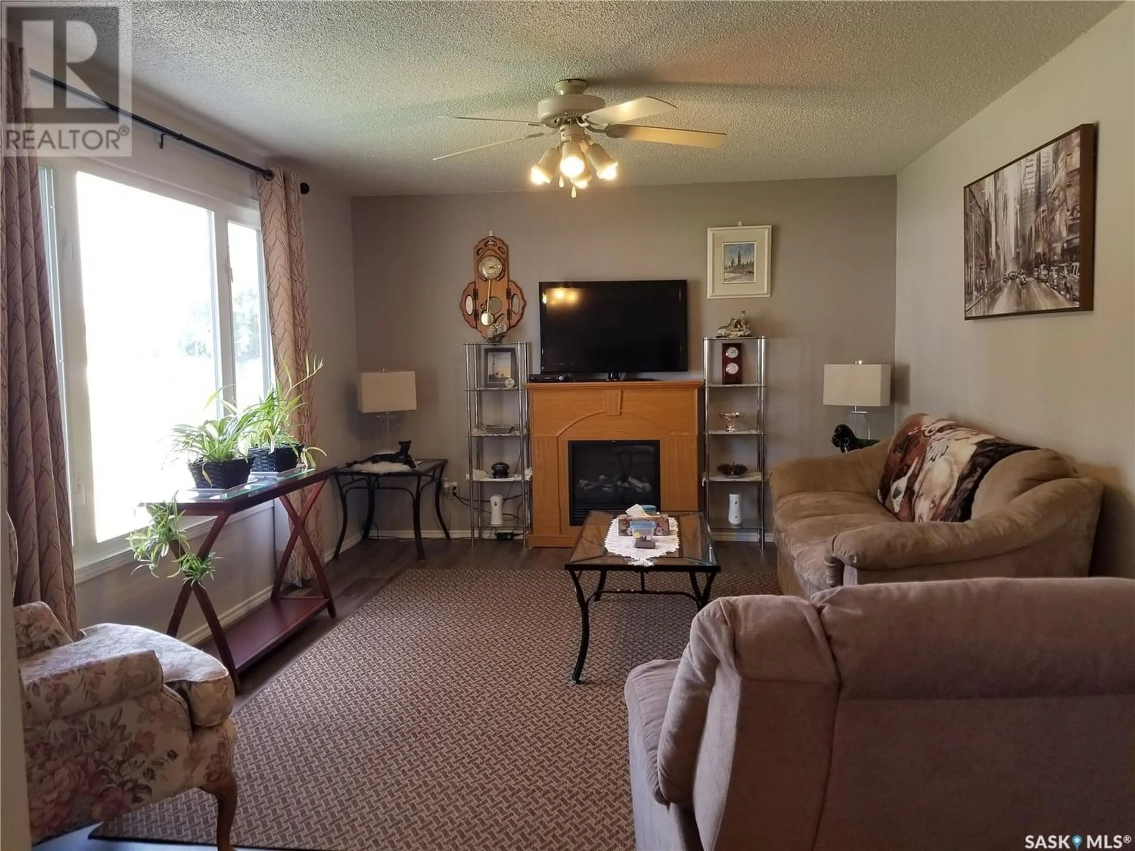 Living room for 1283 Veterans CRESCENT, Estevan Saskatchewan S4A1Z9