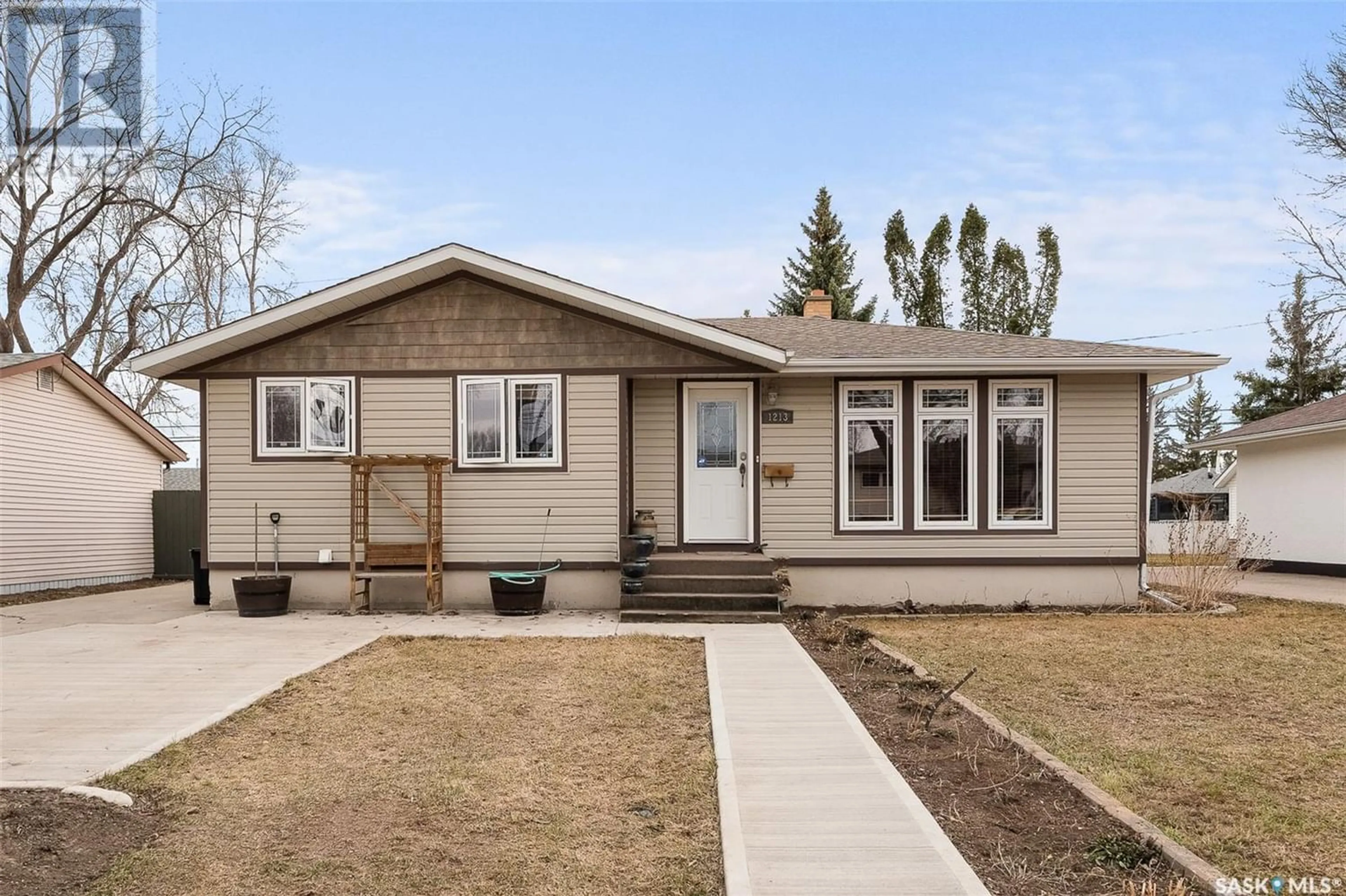 Frontside or backside of a home for 1213 Carleton STREET, Moose Jaw Saskatchewan S6H3A5