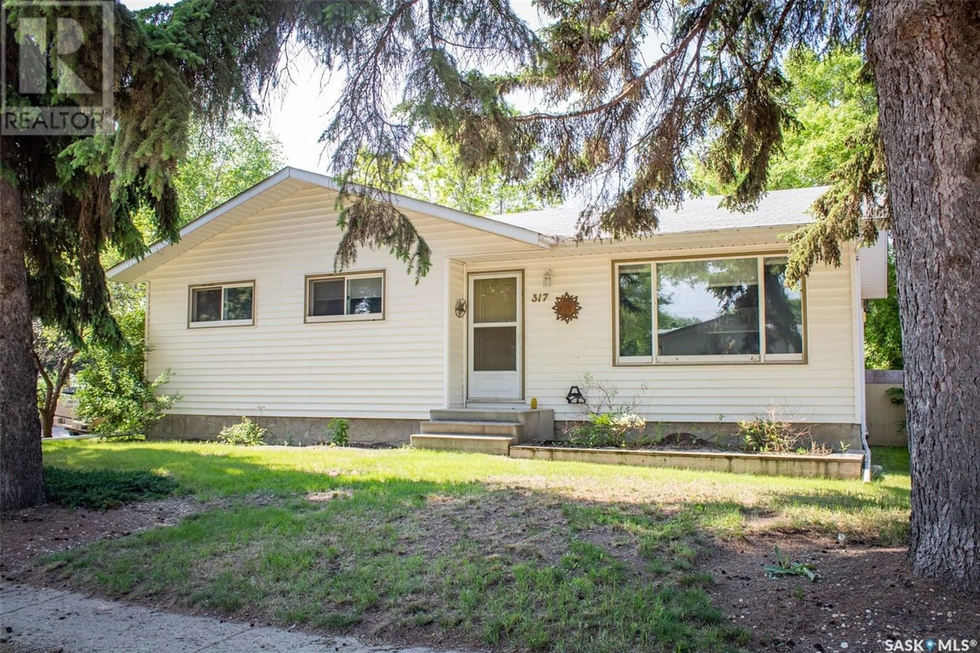 Home with vinyl exterior material for 317 Macleod AVENUE E, Melfort Saskatchewan S0E1A0