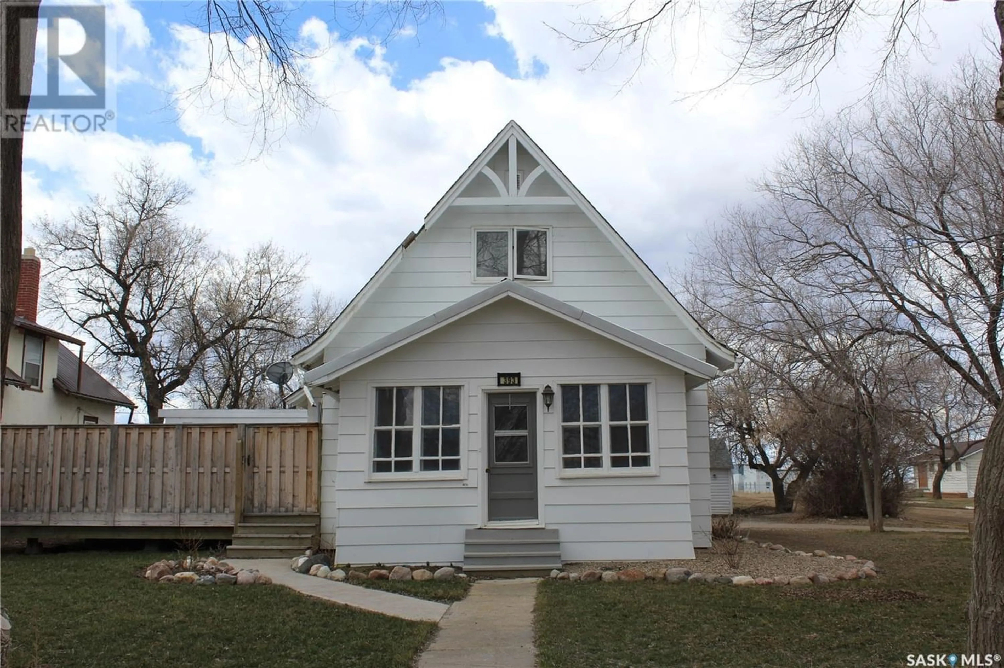 Cottage for 393 4th STREET W, Shaunavon Saskatchewan S0N2M0