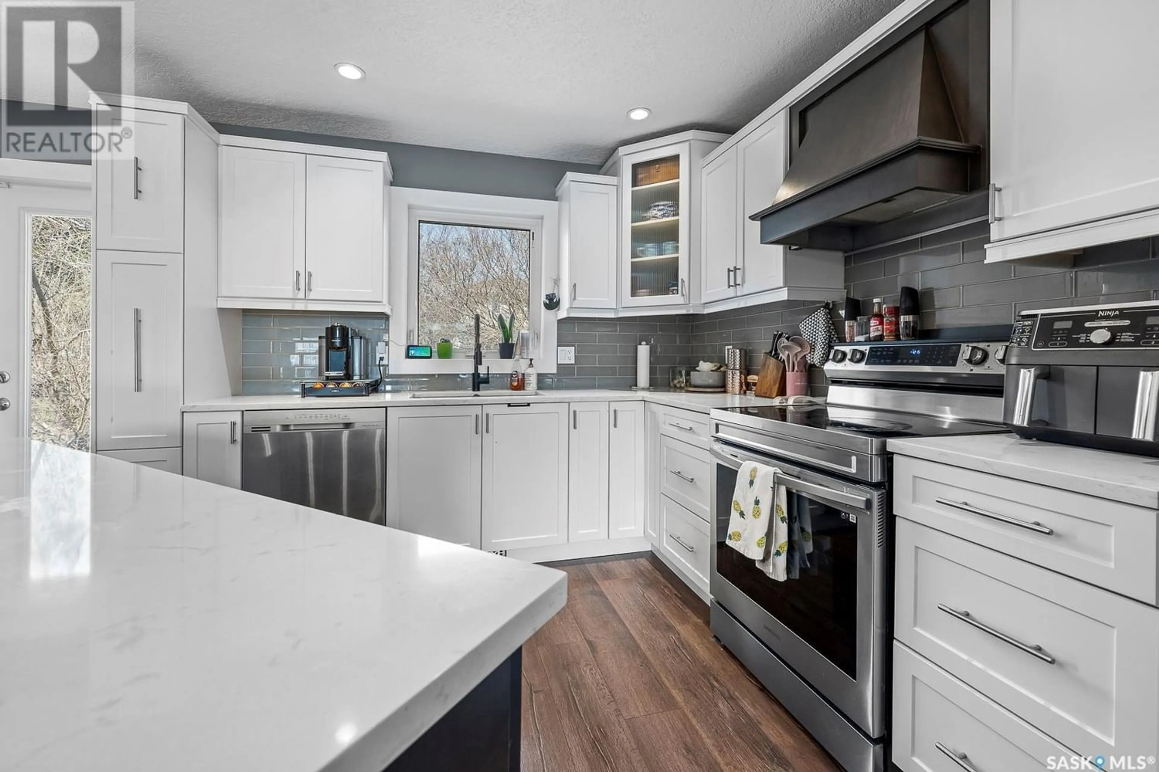 Contemporary kitchen for 8222 Rankin DRIVE, Regina Saskatchewan S4Y1J4
