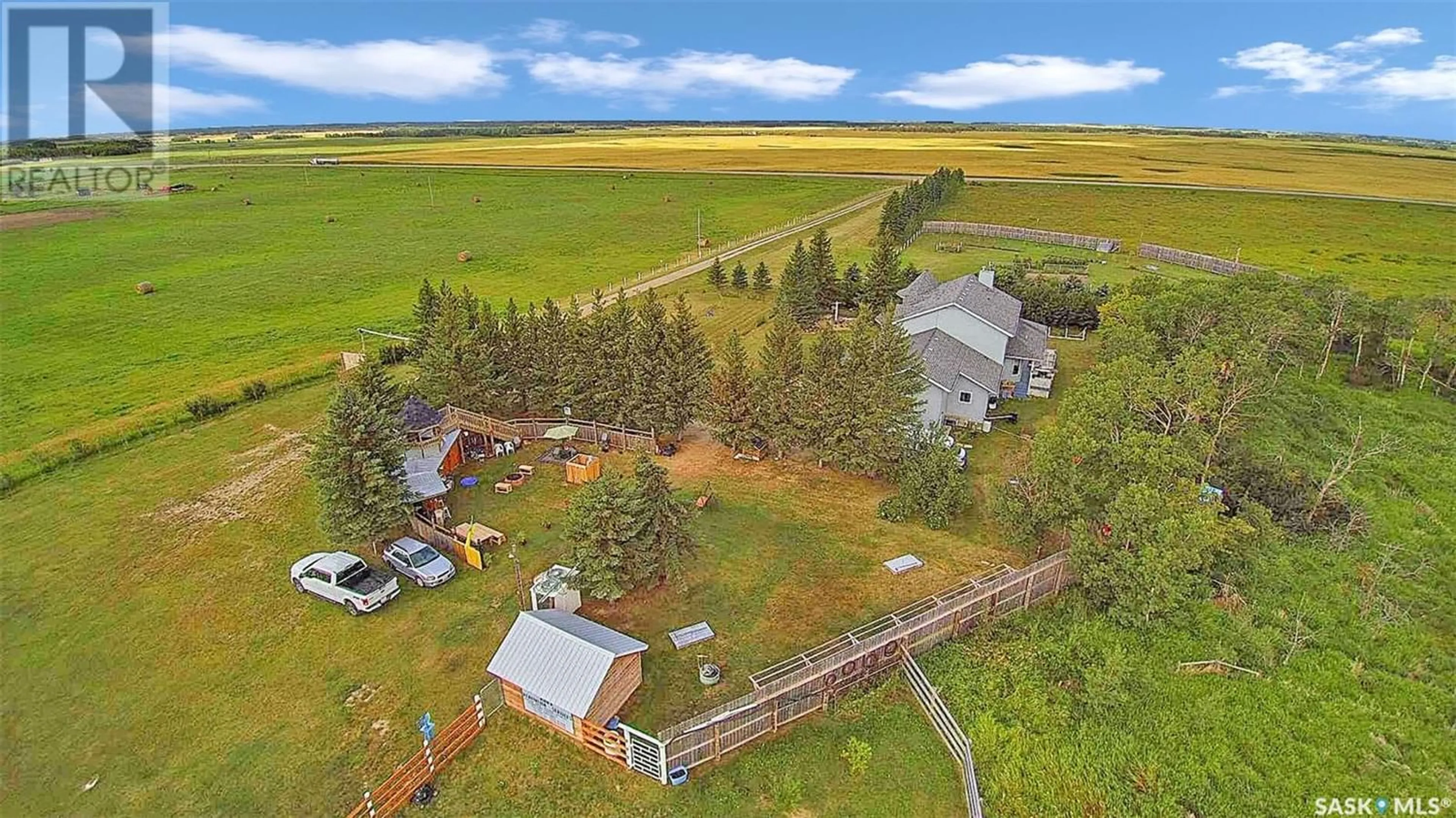 Fenced yard for Blue Acreage, Willowdale Rm No. 153 Saskatchewan S0G5C0