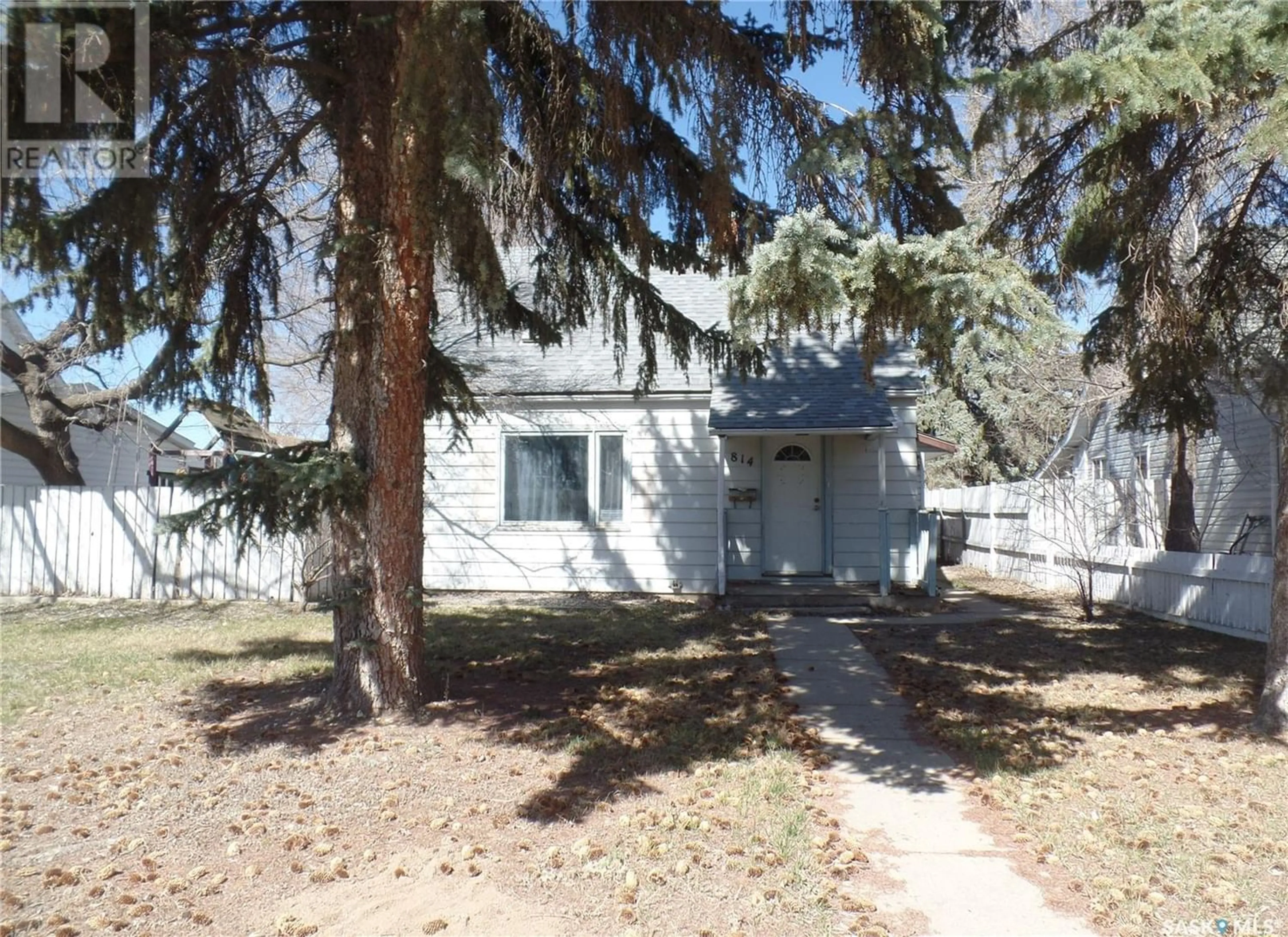Outside view for 814 Athabasca STREET E, Moose Jaw Saskatchewan S6H0M7