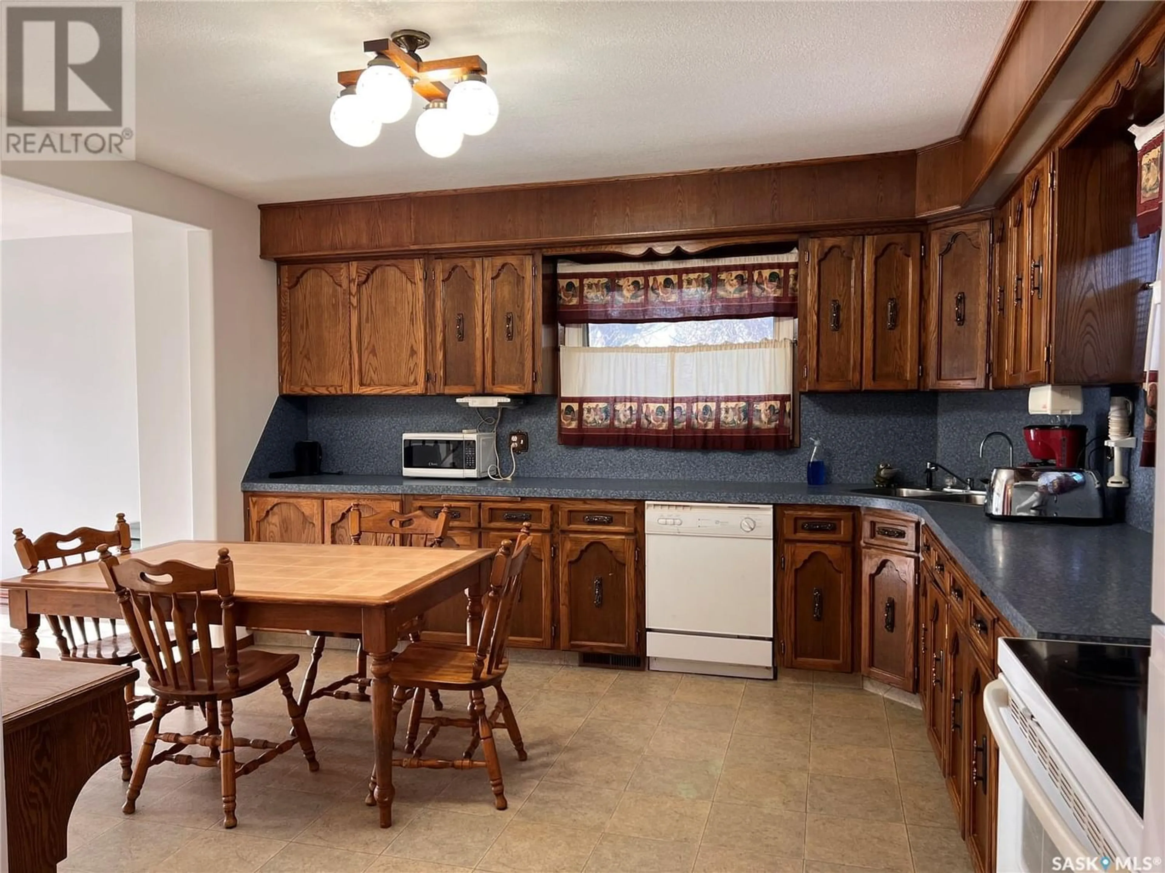 Standard kitchen, wood floors, cottage for 609 B AVENUE W, Wynyard Saskatchewan S0A4T0