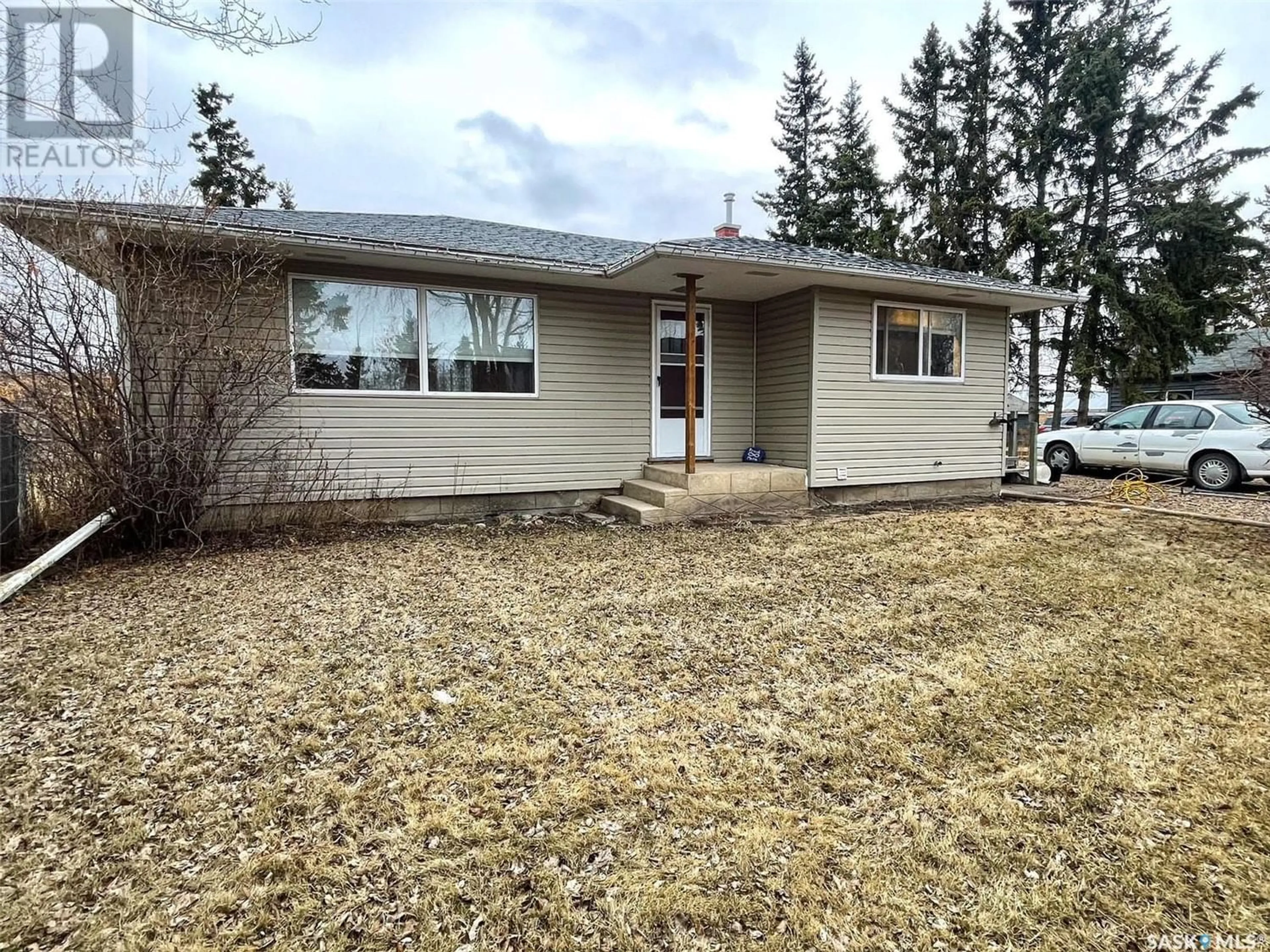 Frontside or backside of a home for 305 1st STREET E, Meadow Lake Saskatchewan S9X1E7