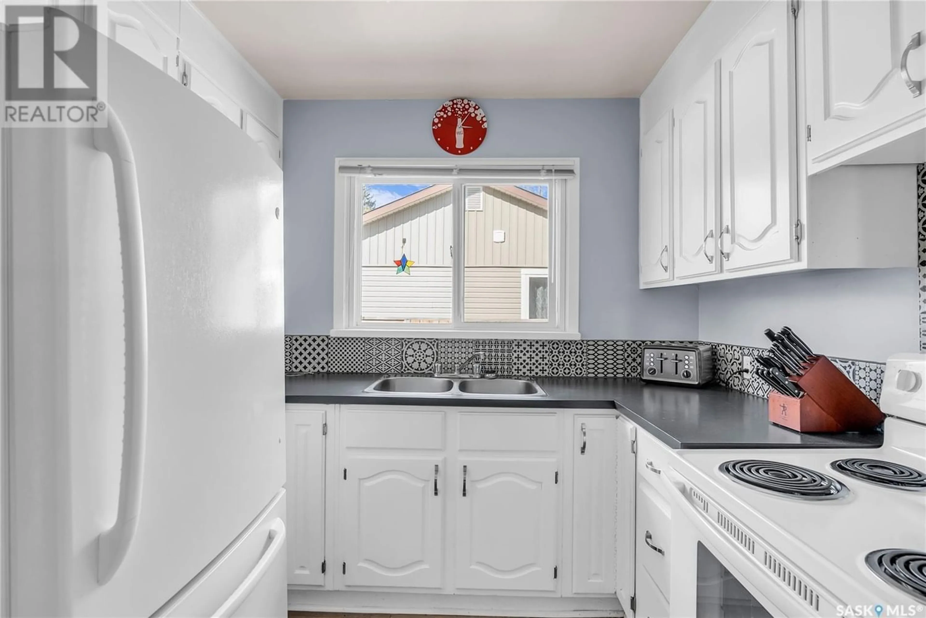 Standard kitchen for 1813 Park AVENUE, Saskatoon Saskatchewan S7H2P4