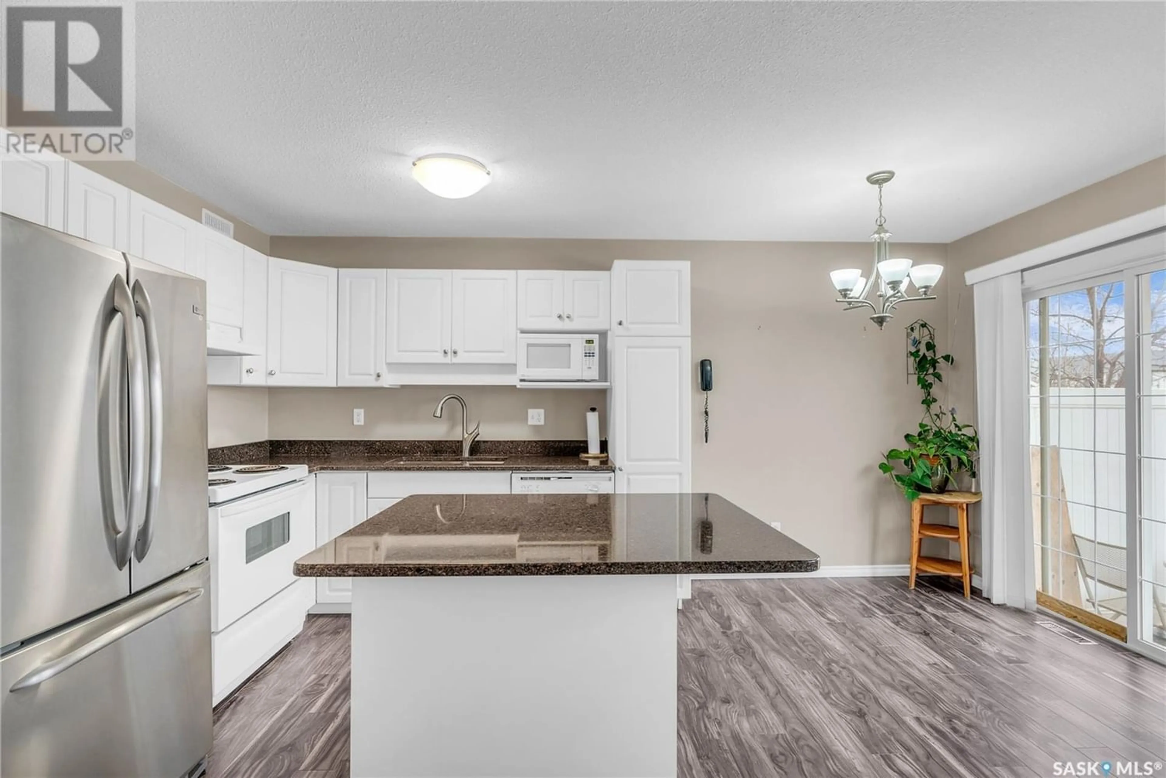 Standard kitchen for 70 103 Banyan CRESCENT, Saskatoon Saskatchewan S7G1G3