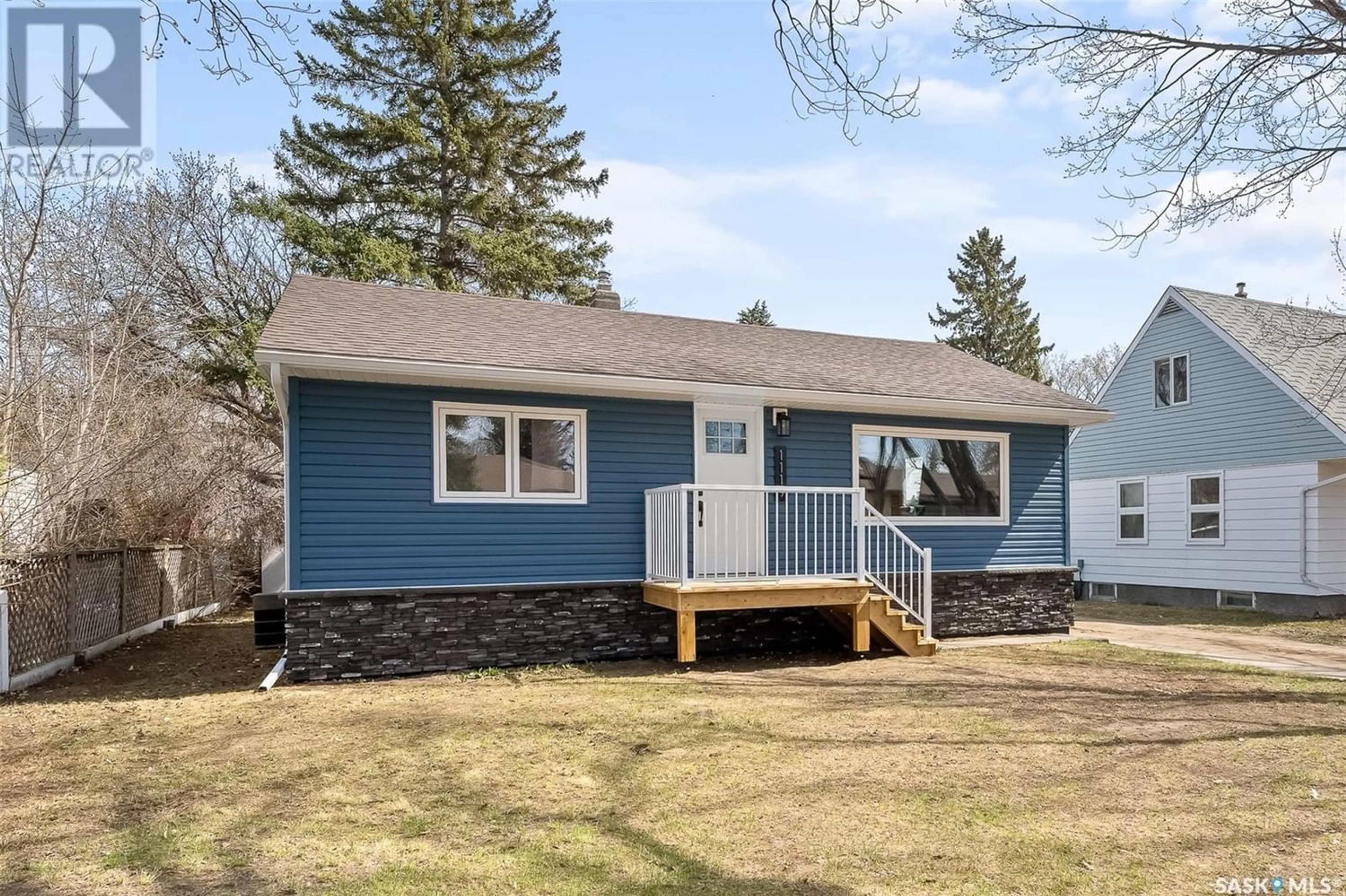 Cottage for 1119 Elgin AVENUE, Moose Jaw Saskatchewan S6H4G9