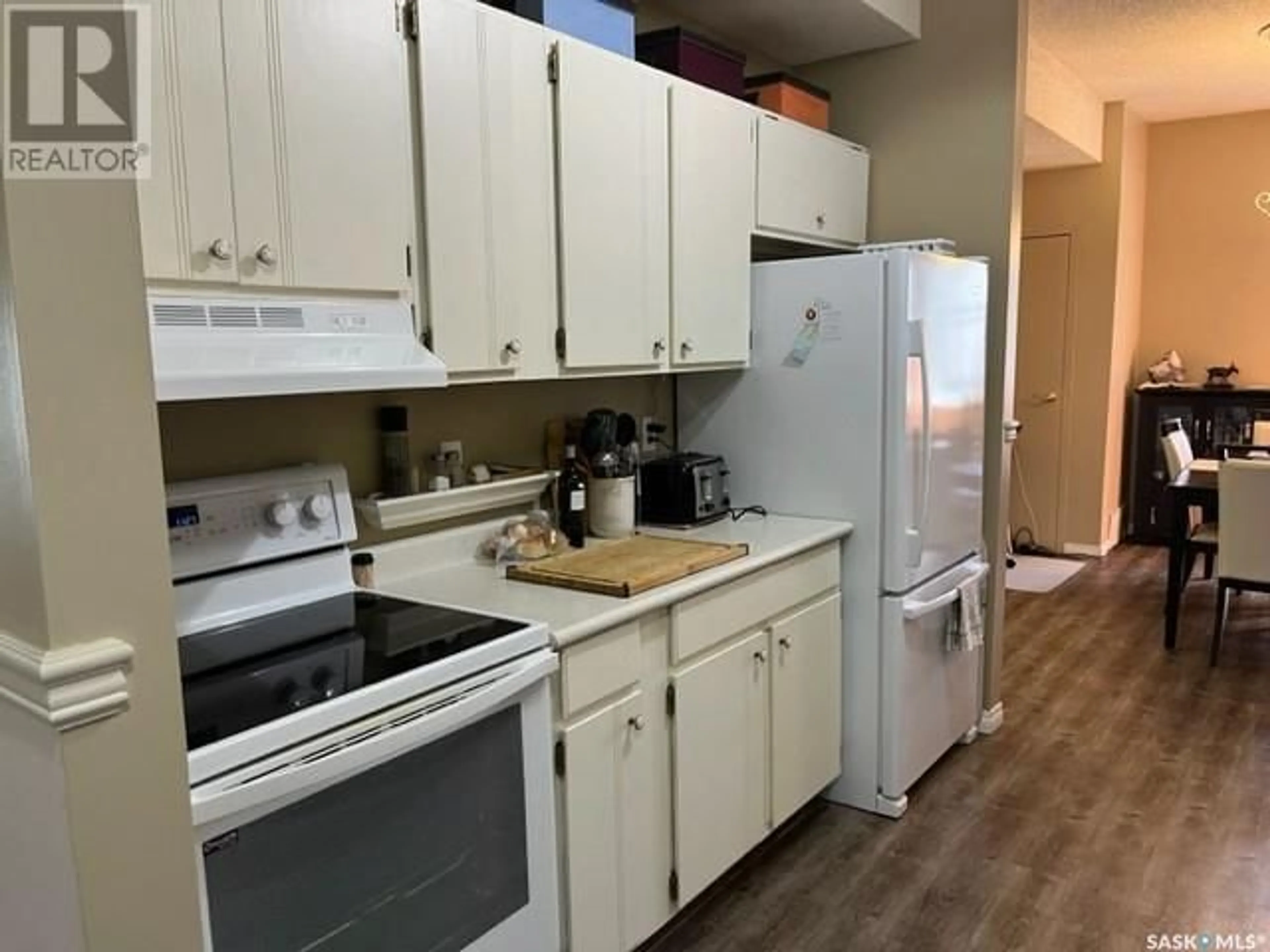 Standard kitchen for 10 2935 Victoria AVENUE, Regina Saskatchewan S4T1K8