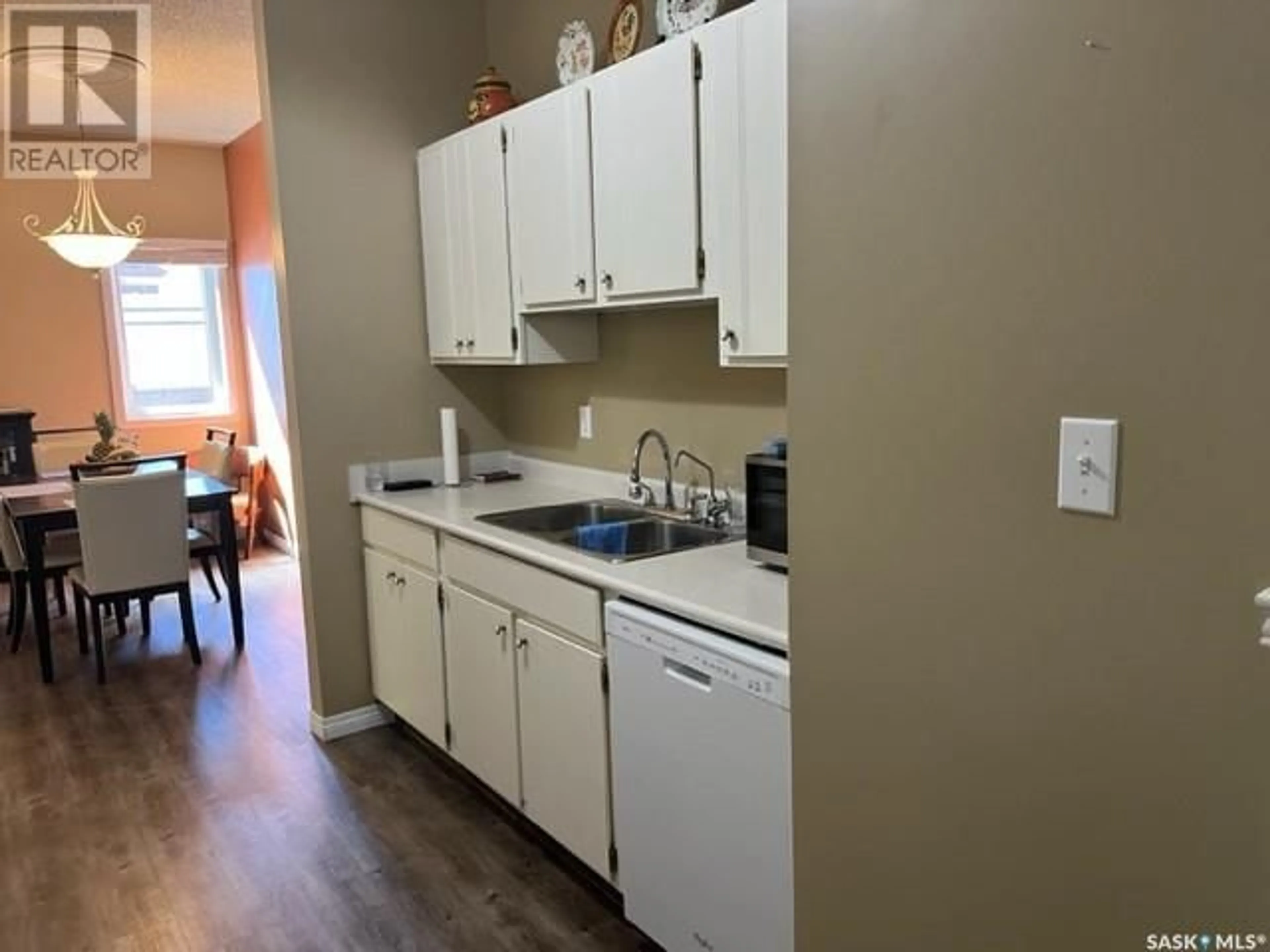 Standard kitchen for 10 2935 Victoria AVENUE, Regina Saskatchewan S4T1K8