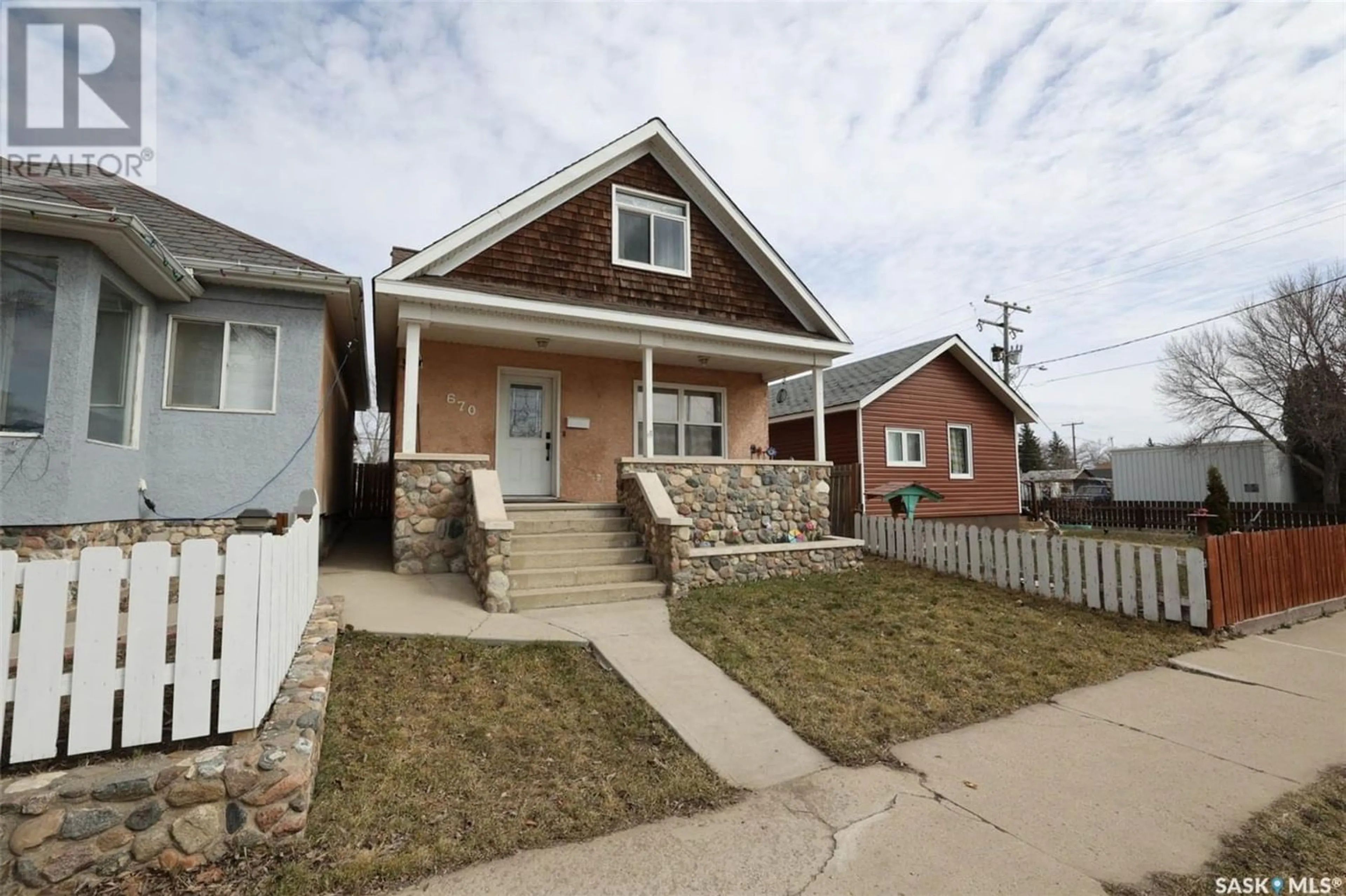Frontside or backside of a home for 670 Athabasca STREET E, Moose Jaw Saskatchewan S6H0M3