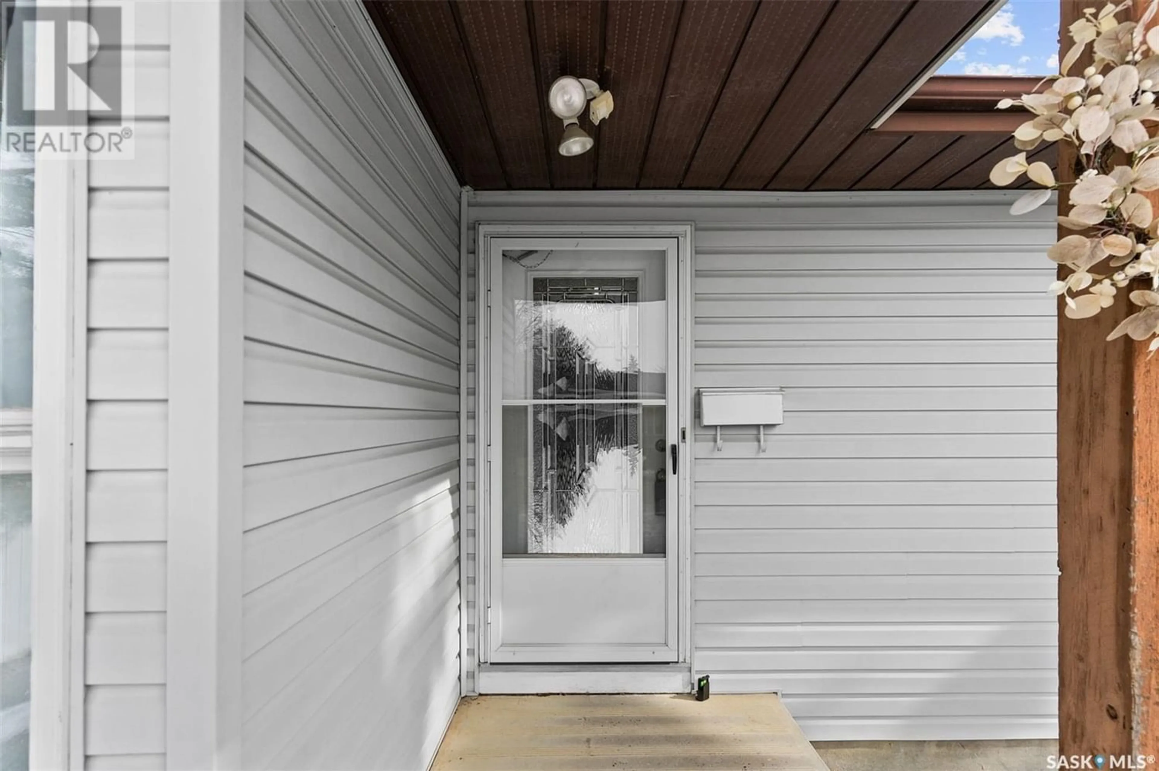 Indoor entryway for 203 Delaronde LANE, Saskatoon Saskatchewan S7J3Z1