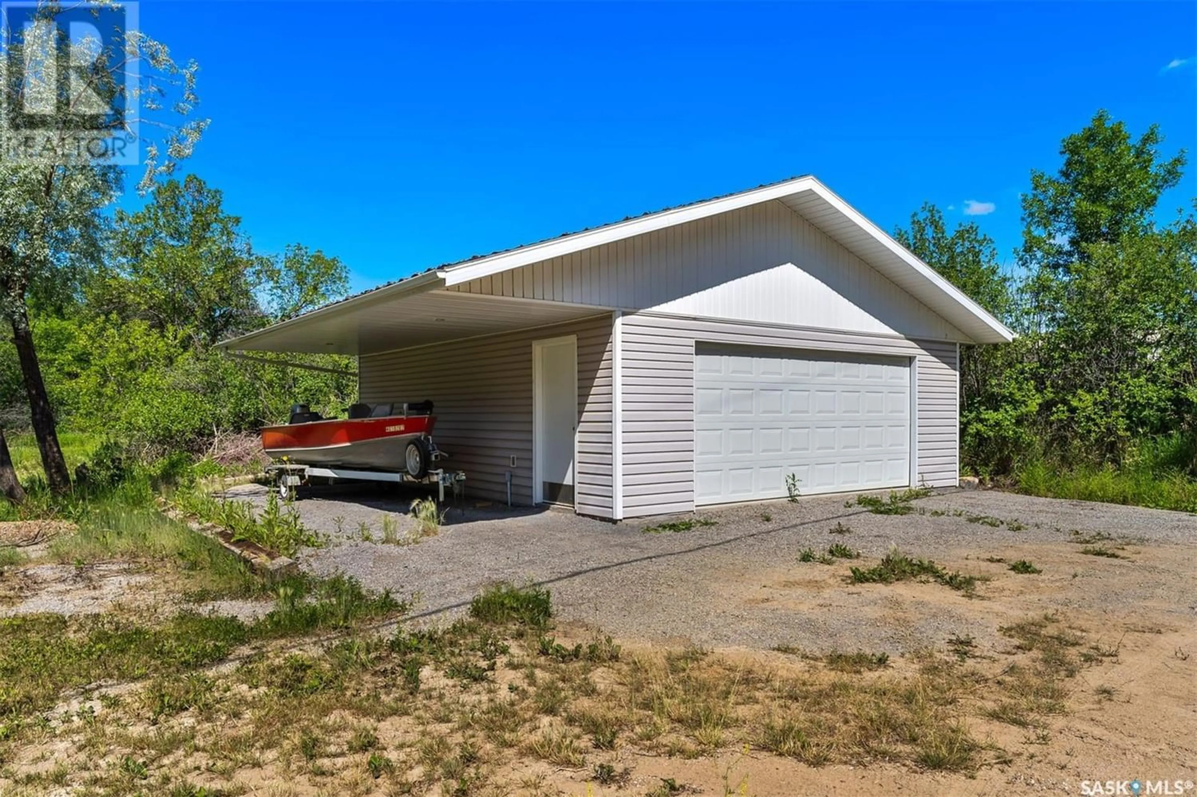 Indoor garage for 270 & 298 Woodland AVENUE, Buena Vista Saskatchewan S4V1B3