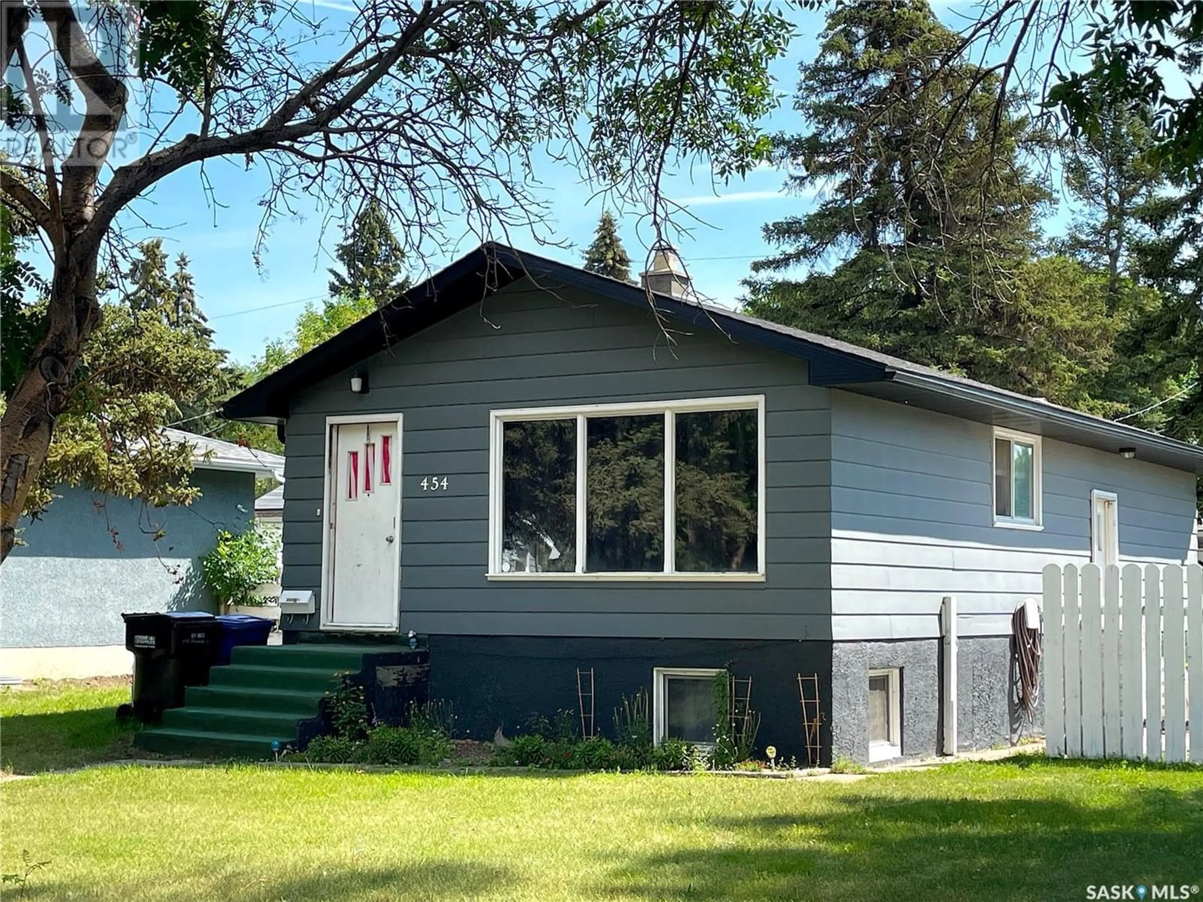 Home with vinyl exterior material for 454 Montreal AVENUE S, Saskatoon Saskatchewan S7M3L3