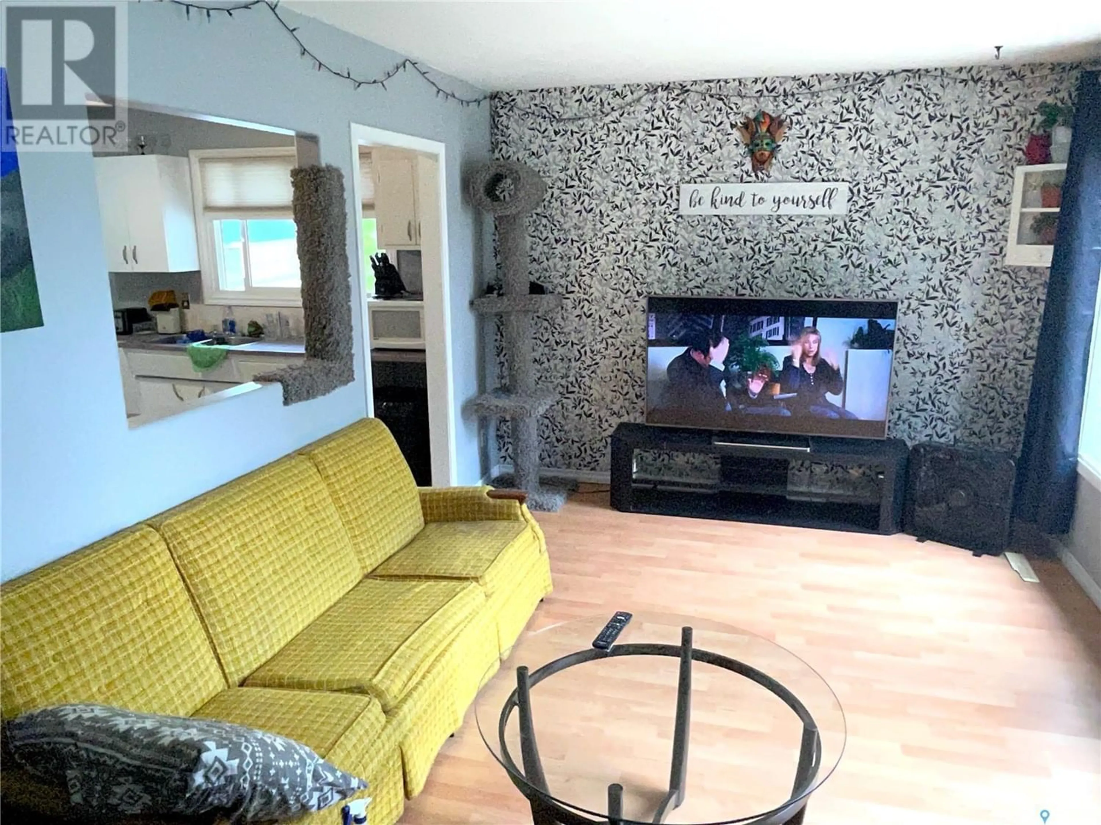 Living room for 454 Montreal AVENUE S, Saskatoon Saskatchewan S7M3L3