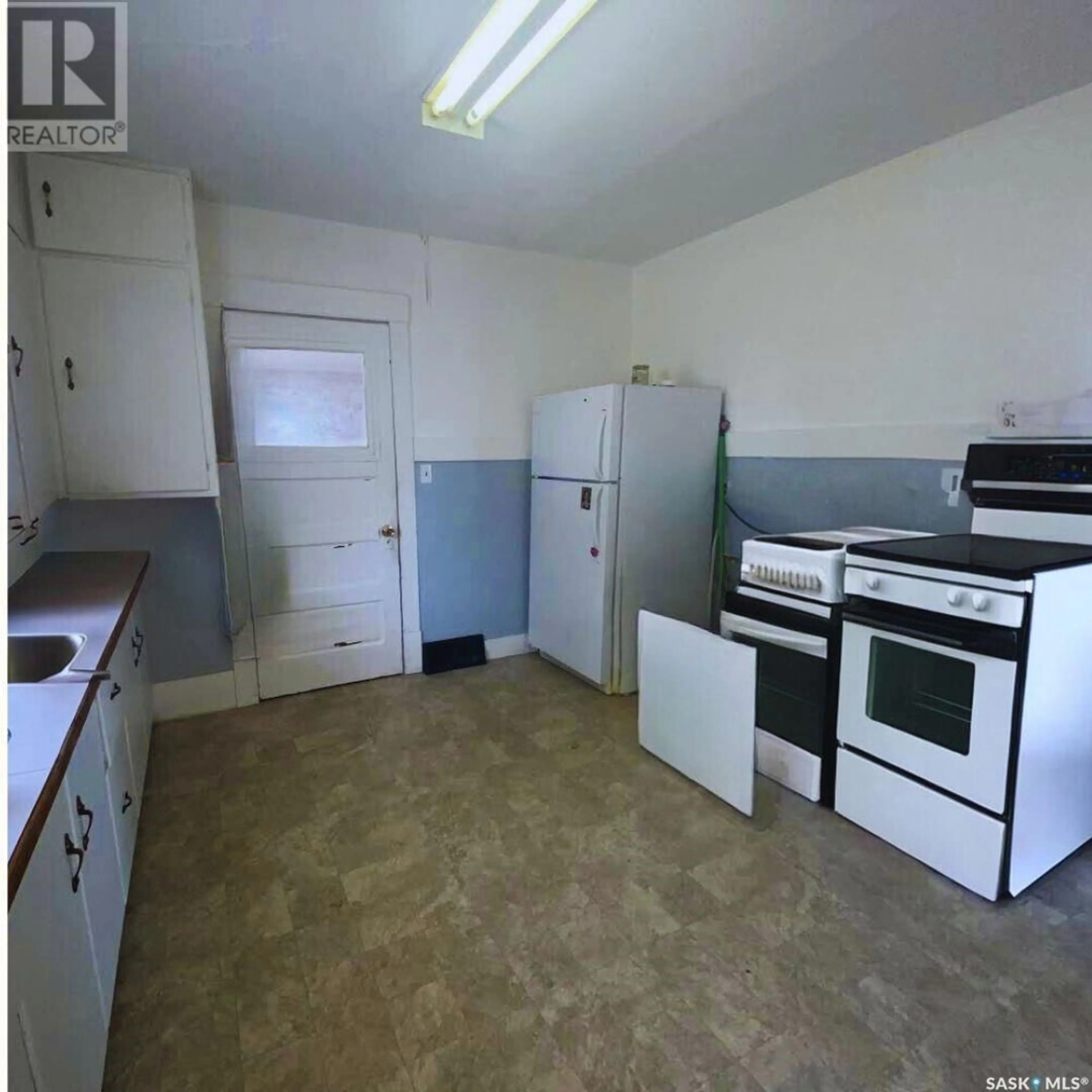 Standard kitchen for 5260 Kings AVENUE, Gull Lake Saskatchewan S0N1A0