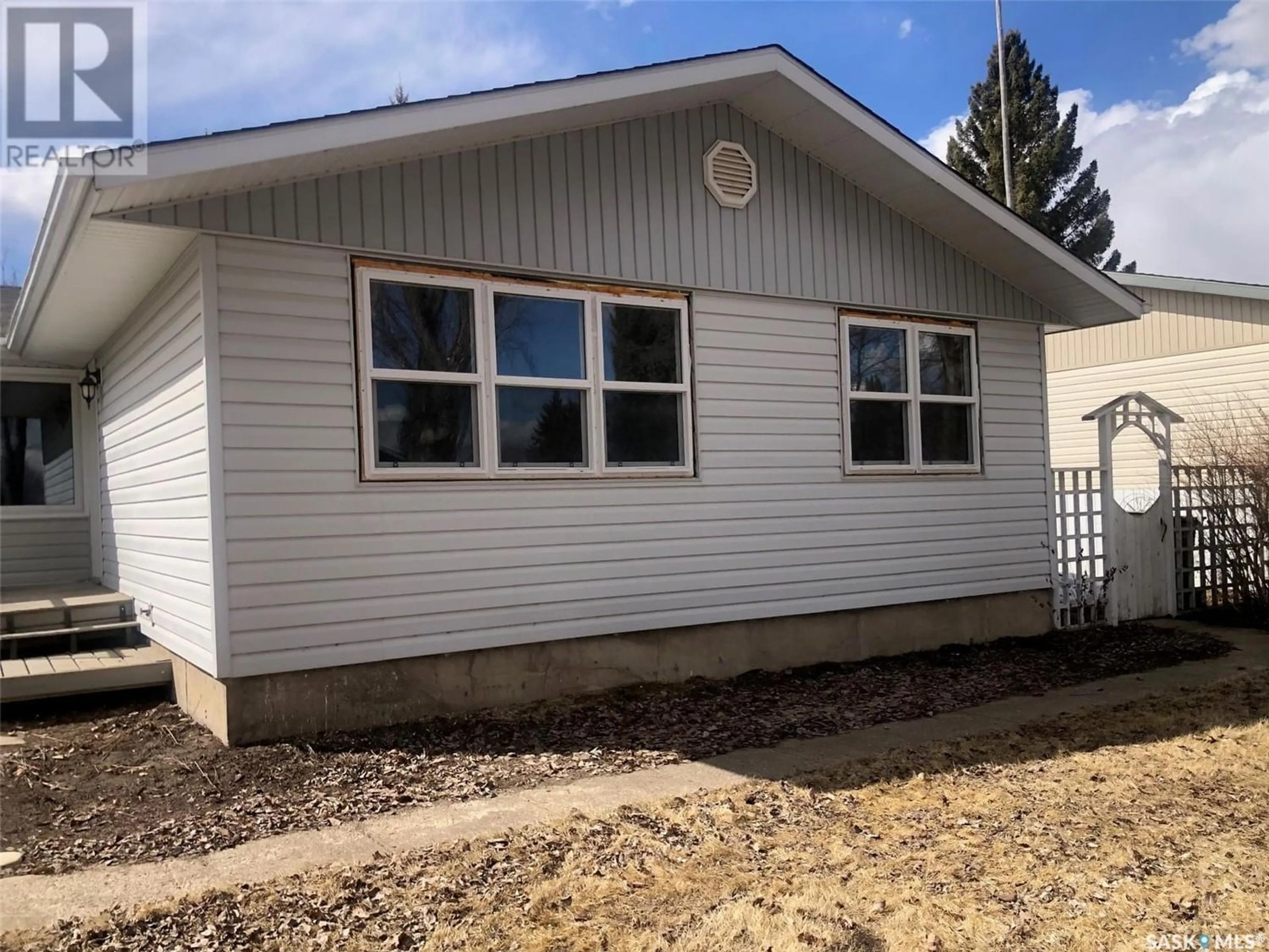Home with vinyl exterior material for 172 Jubilee CRESCENT, Canora Saskatchewan S0A0L0