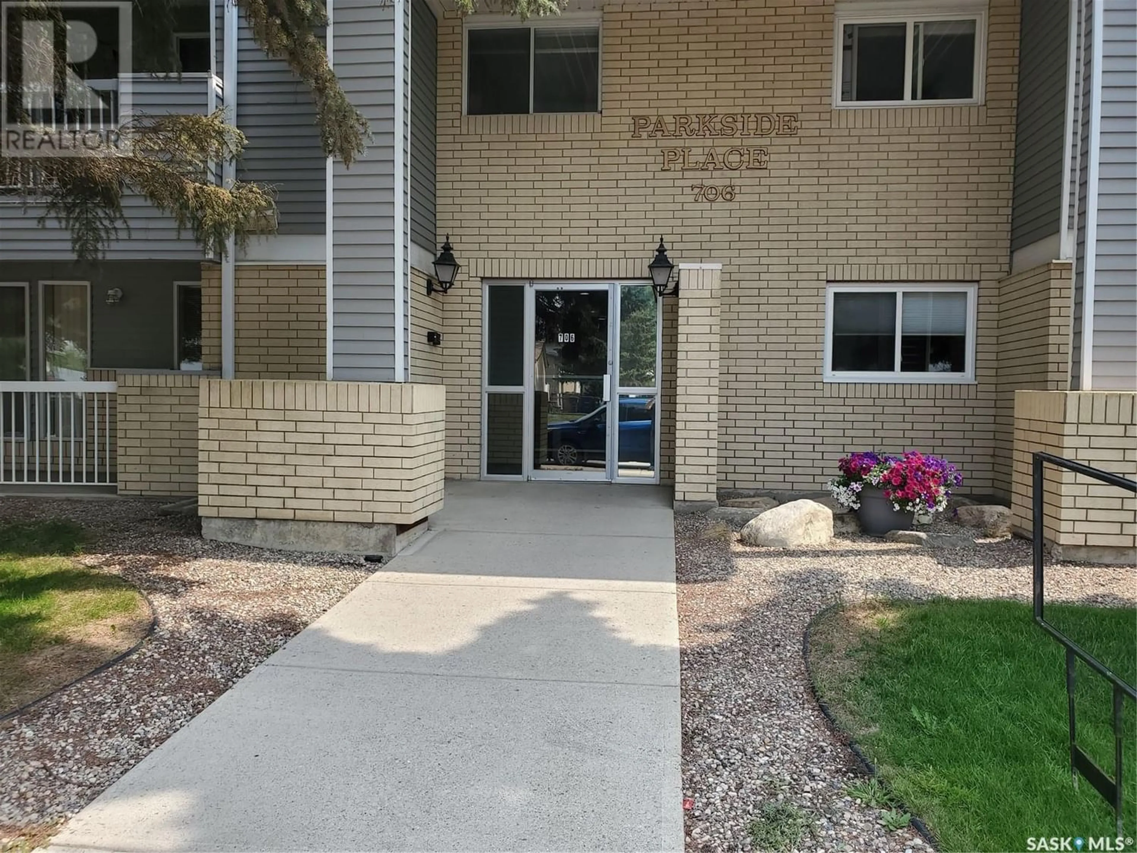 A pic from exterior of the house or condo for 110 706 Confederation DRIVE, Saskatoon Saskatchewan S7L5R7