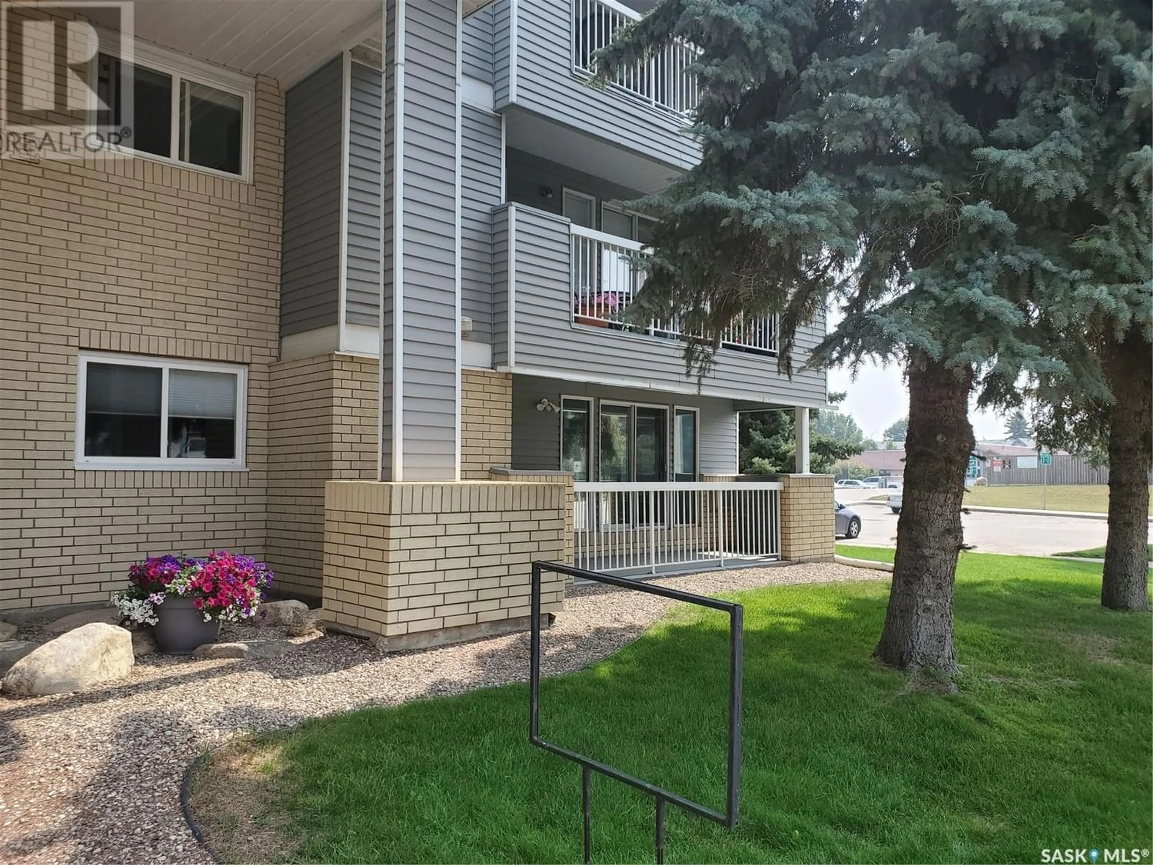 A pic from exterior of the house or condo for 110 706 Confederation DRIVE, Saskatoon Saskatchewan S7L5R7