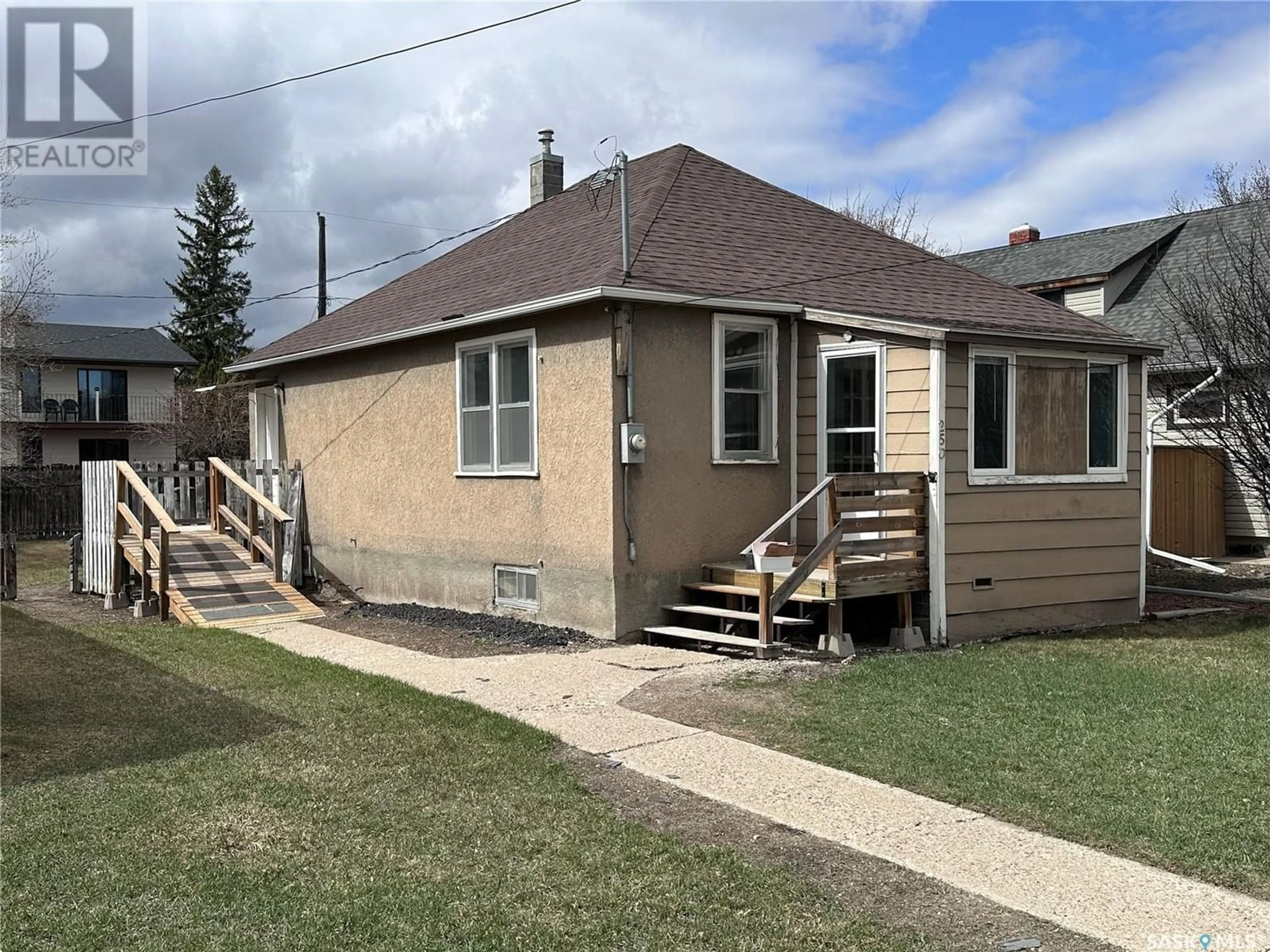 Frontside or backside of a home for 250 6th AVENUE NE, Swift Current Saskatchewan S9H2M2