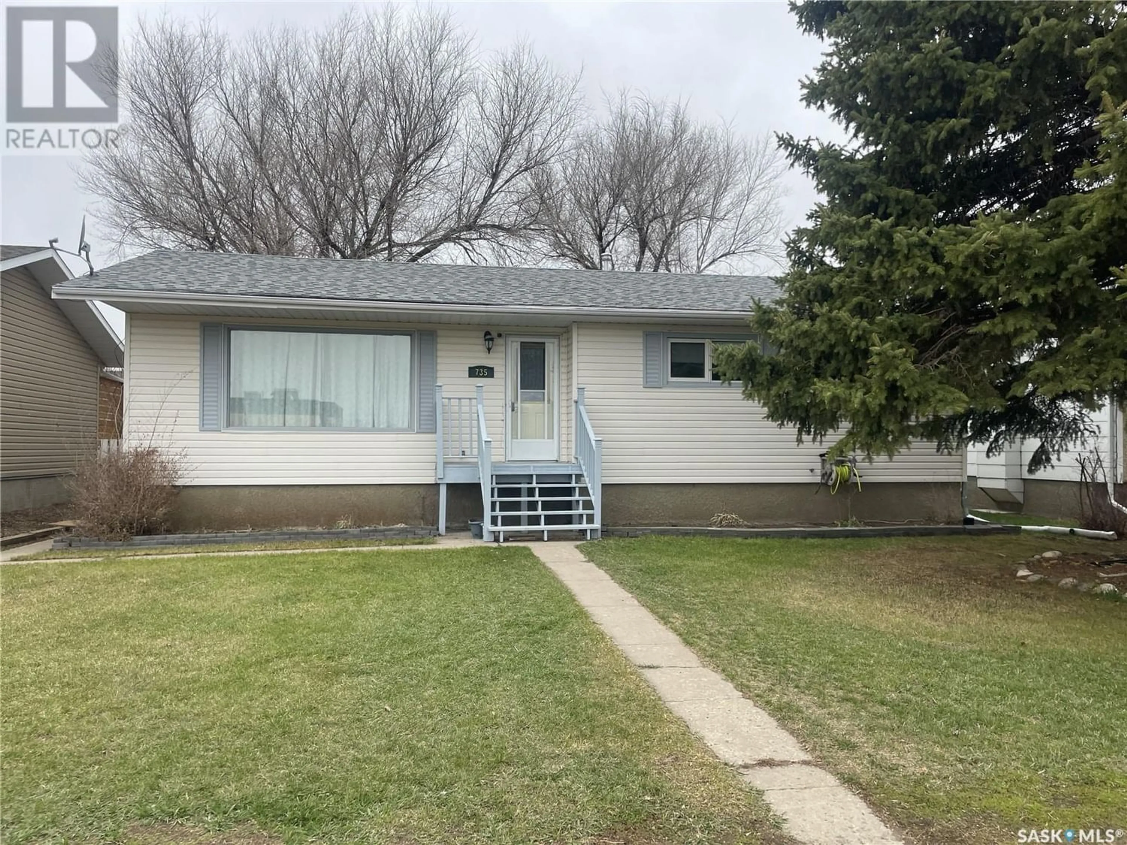 A pic from exterior of the house or condo for 735 Jasper STREET, Maple Creek Saskatchewan S0N1N0