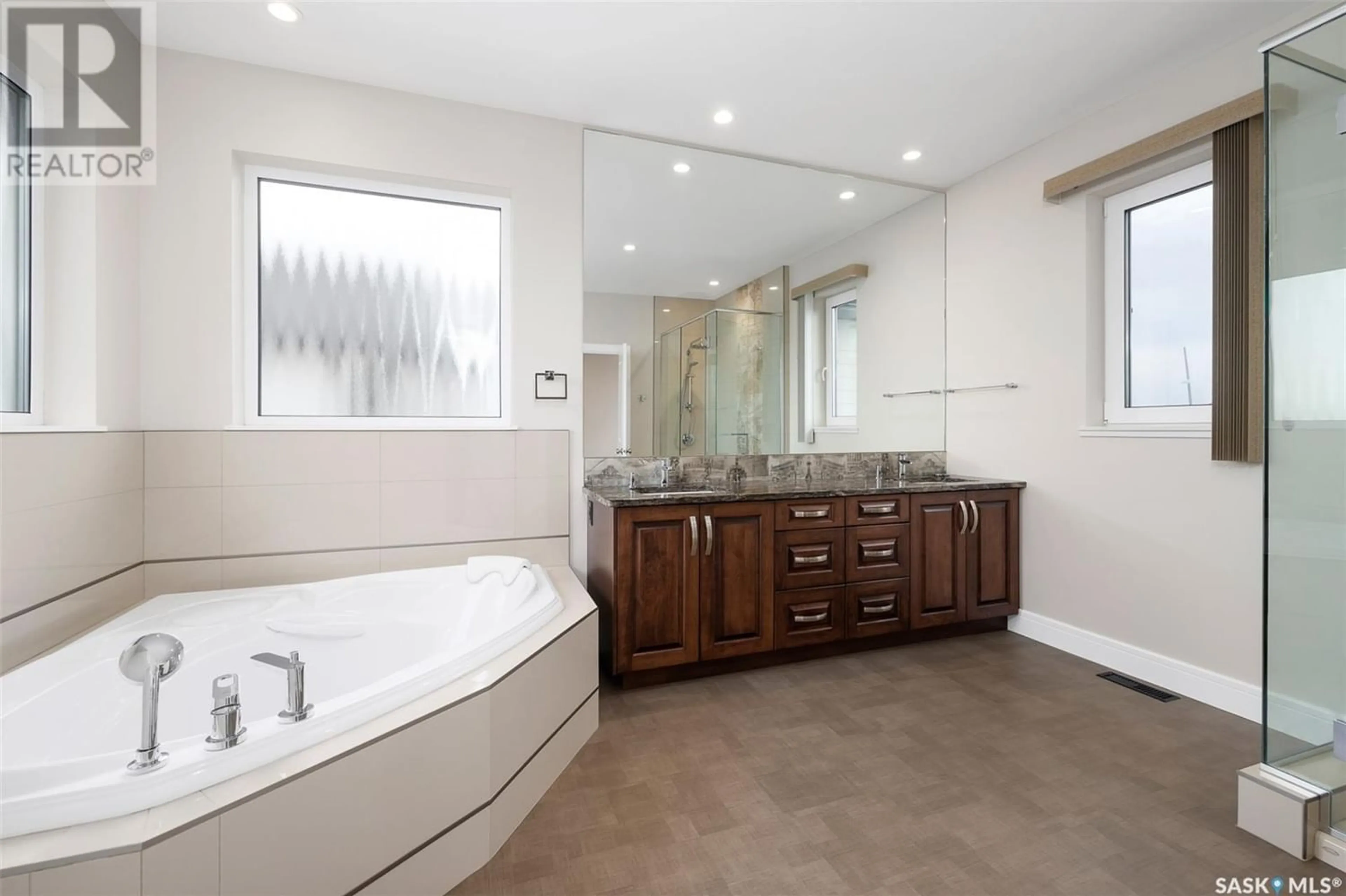 Contemporary bathroom for 351 Arscott CRESCENT, Saskatoon Saskatchewan S7W0R9