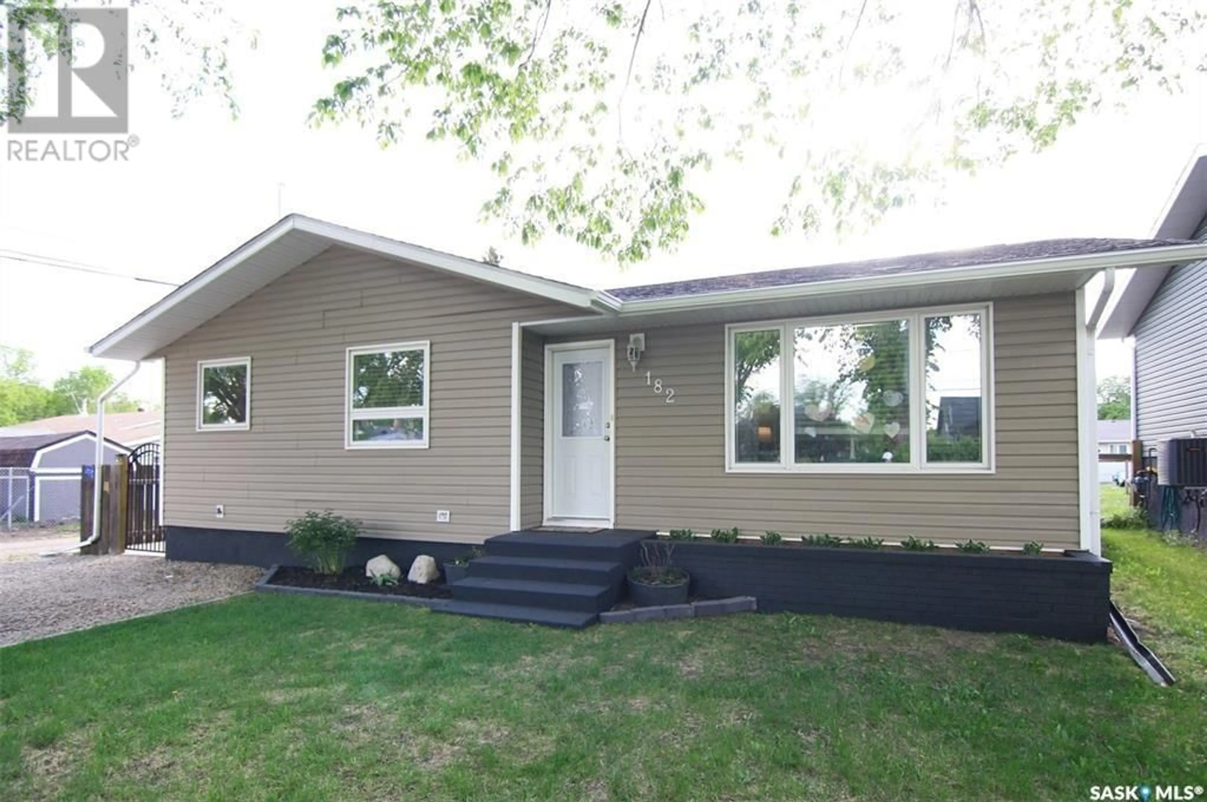 Home with vinyl exterior material for 182 Maple AVENUE, Yorkton Saskatchewan S3N1W3