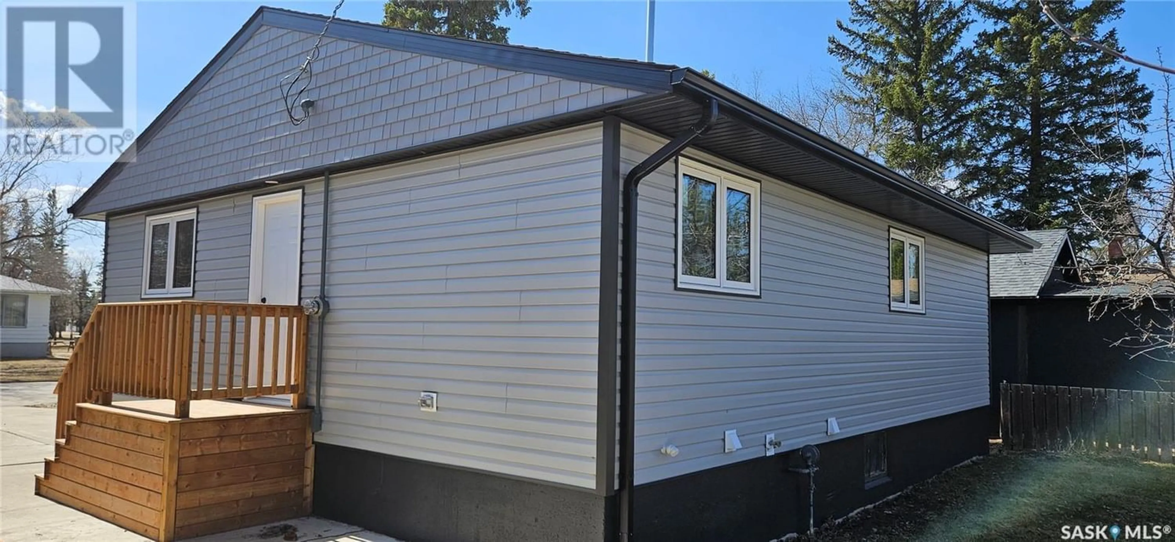 Home with vinyl exterior material for 905 107th AVENUE, Tisdale Saskatchewan S0E1T0