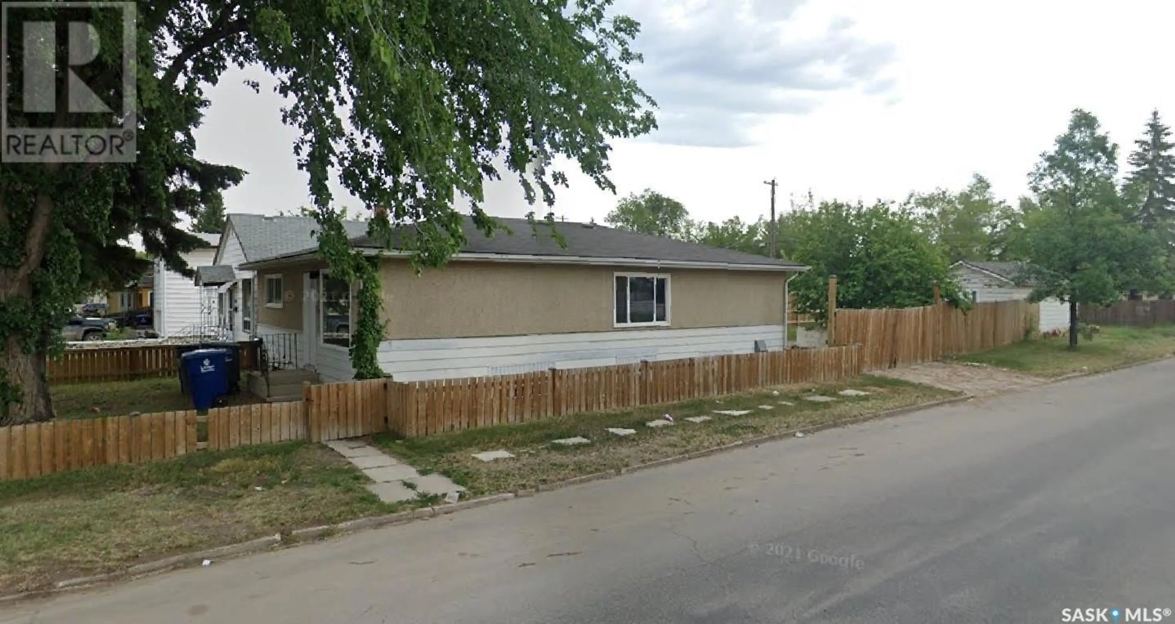 Frontside or backside of a home for 202 Q AVENUE N, Saskatoon Saskatchewan S7L2X6