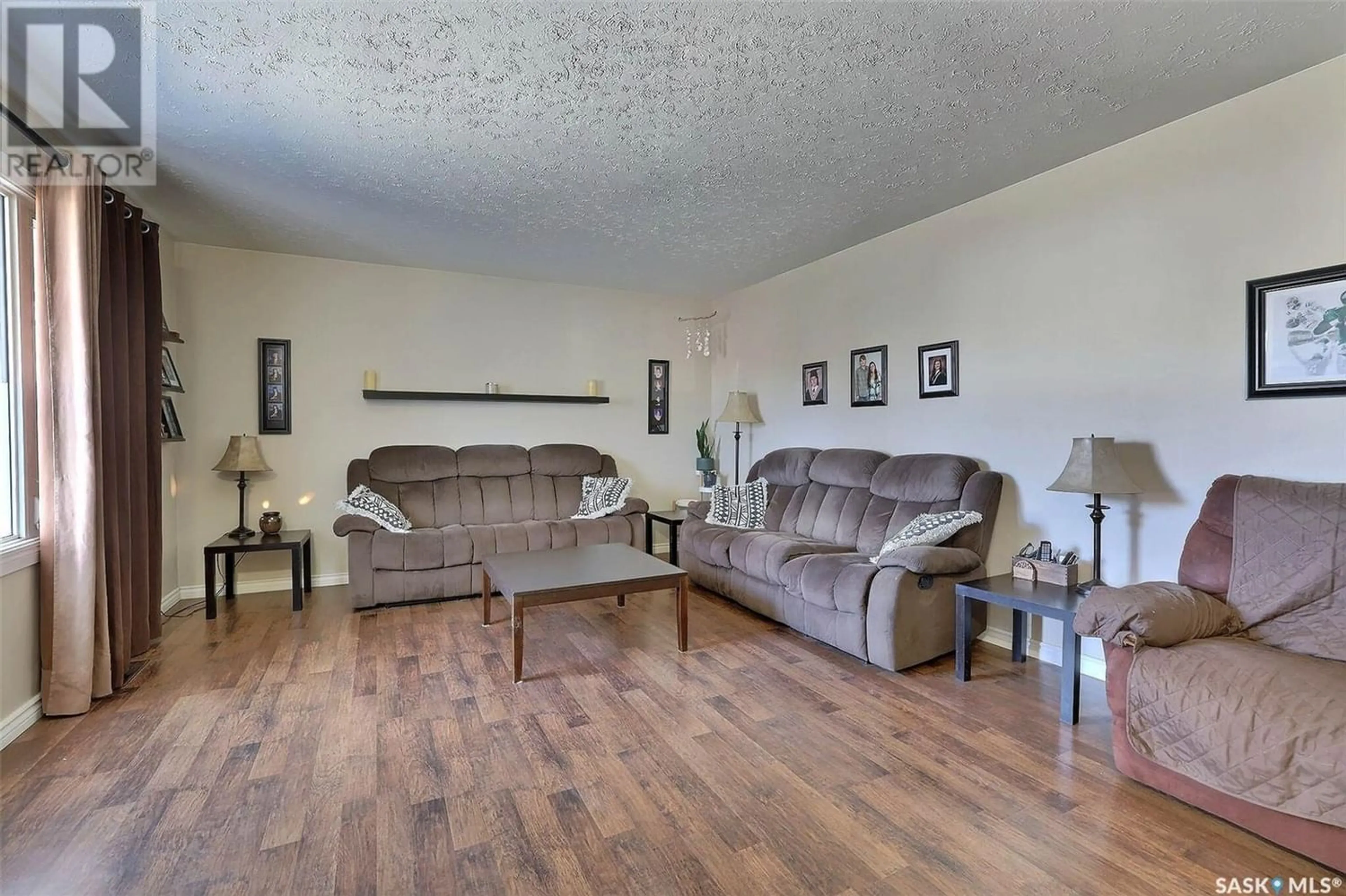 Living room for 309 COLDWELL ROAD, Regina Saskatchewan S4R4L4
