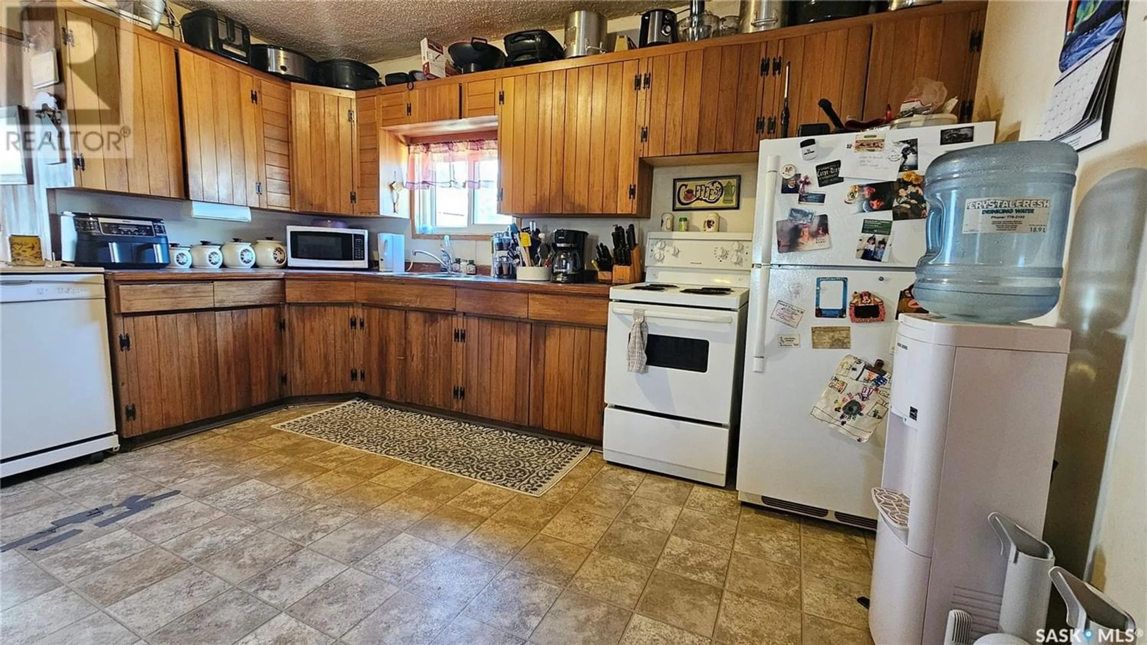 Standard kitchen, ceramic/tile floor for 407 1st STREET S, Cabri Saskatchewan S0N0J0