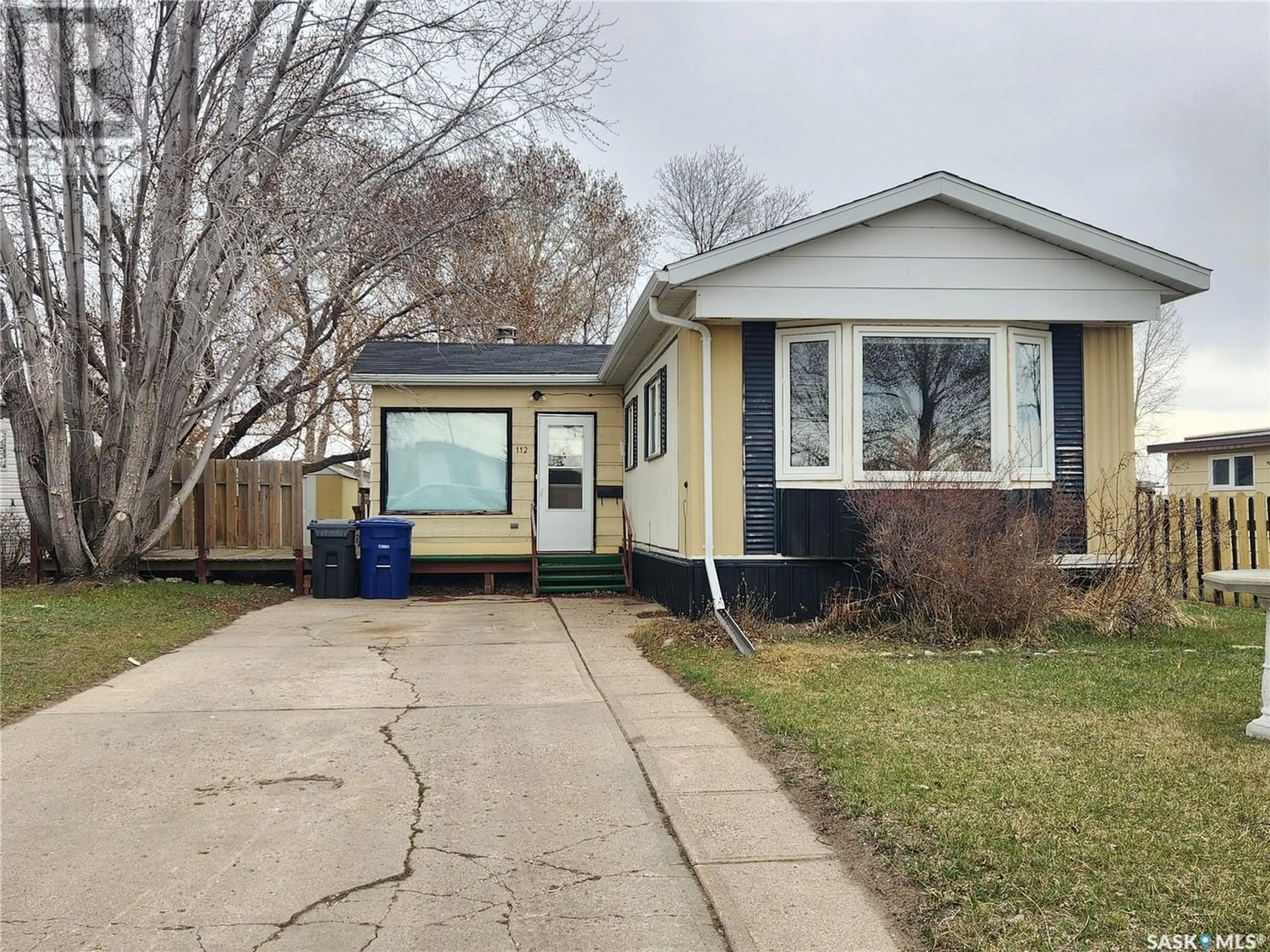 Frontside or backside of a home for 112 17th STREET NE, Weyburn Saskatchewan S4H2N4