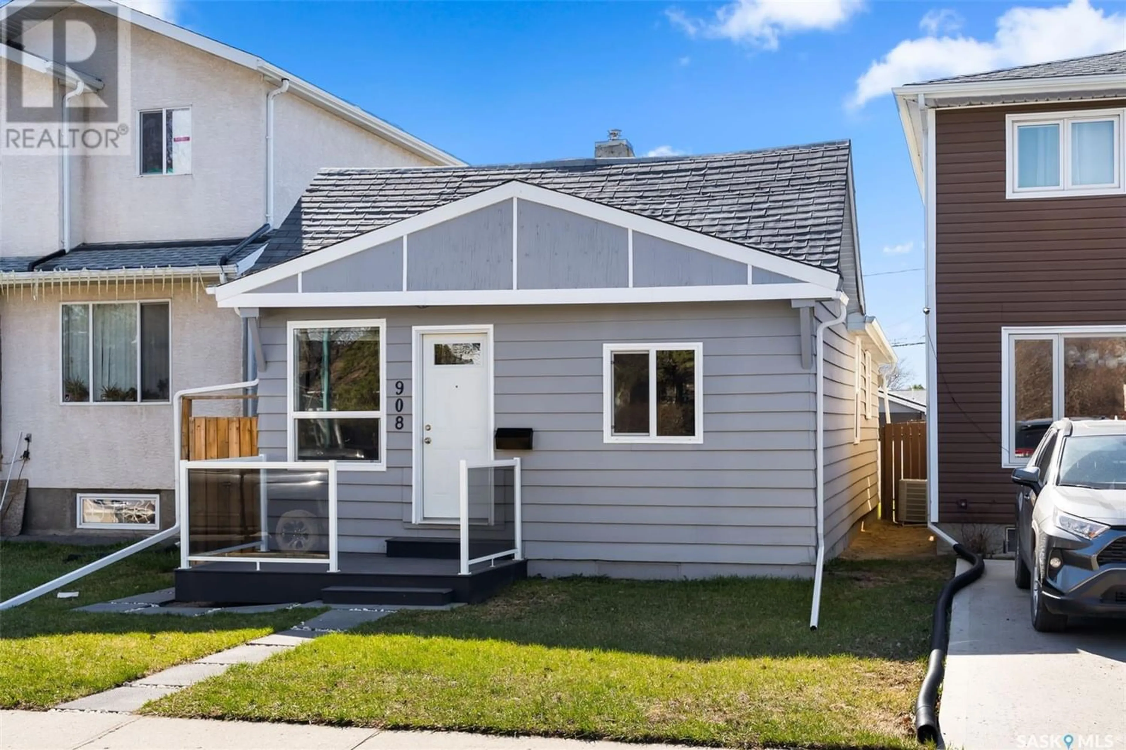 Home with vinyl exterior material for 908 Elliott STREET, Regina Saskatchewan S4N3E6