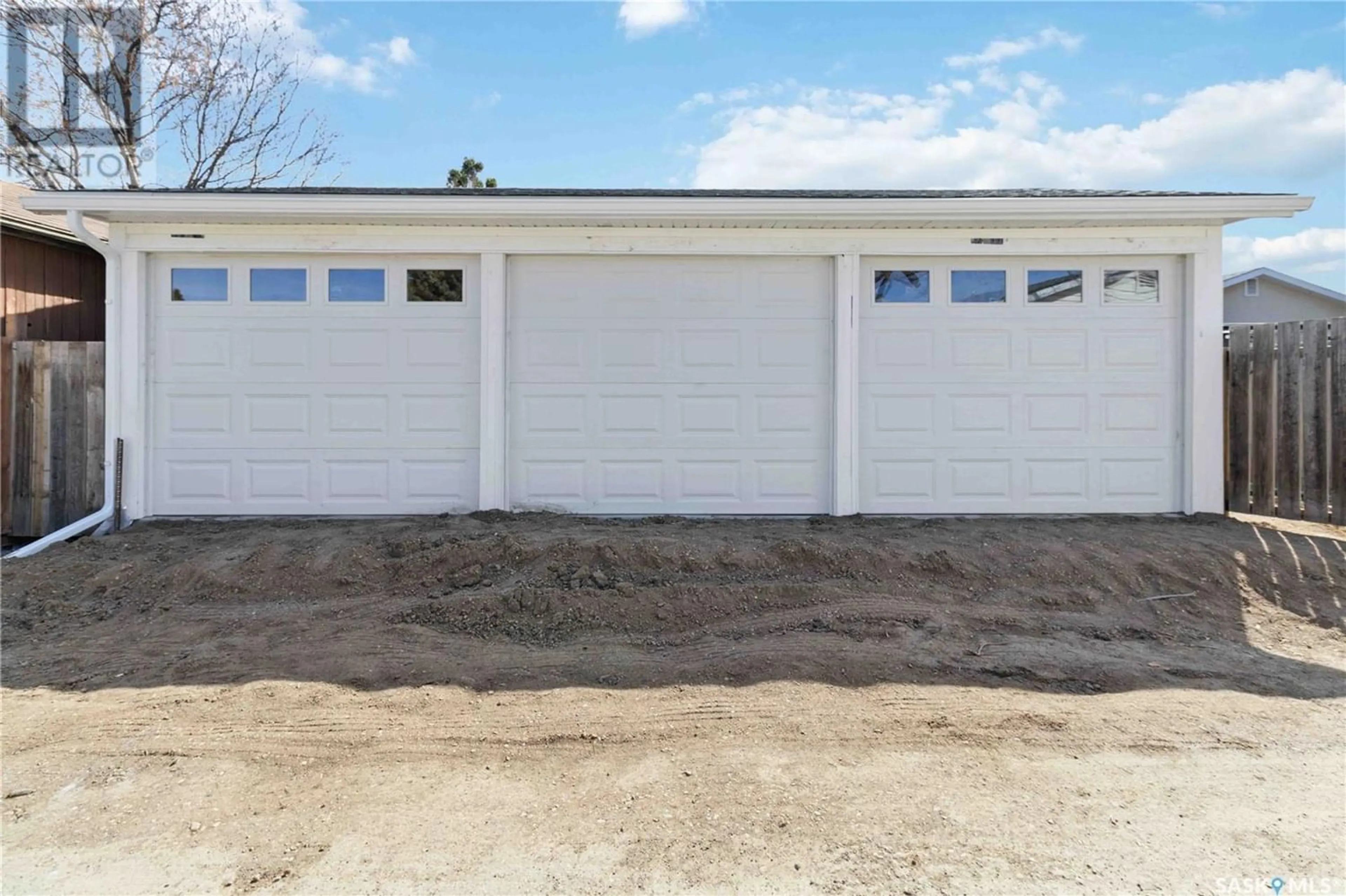 Indoor garage for 217 Waterloo CRESCENT, Saskatoon Saskatchewan S7H4G4