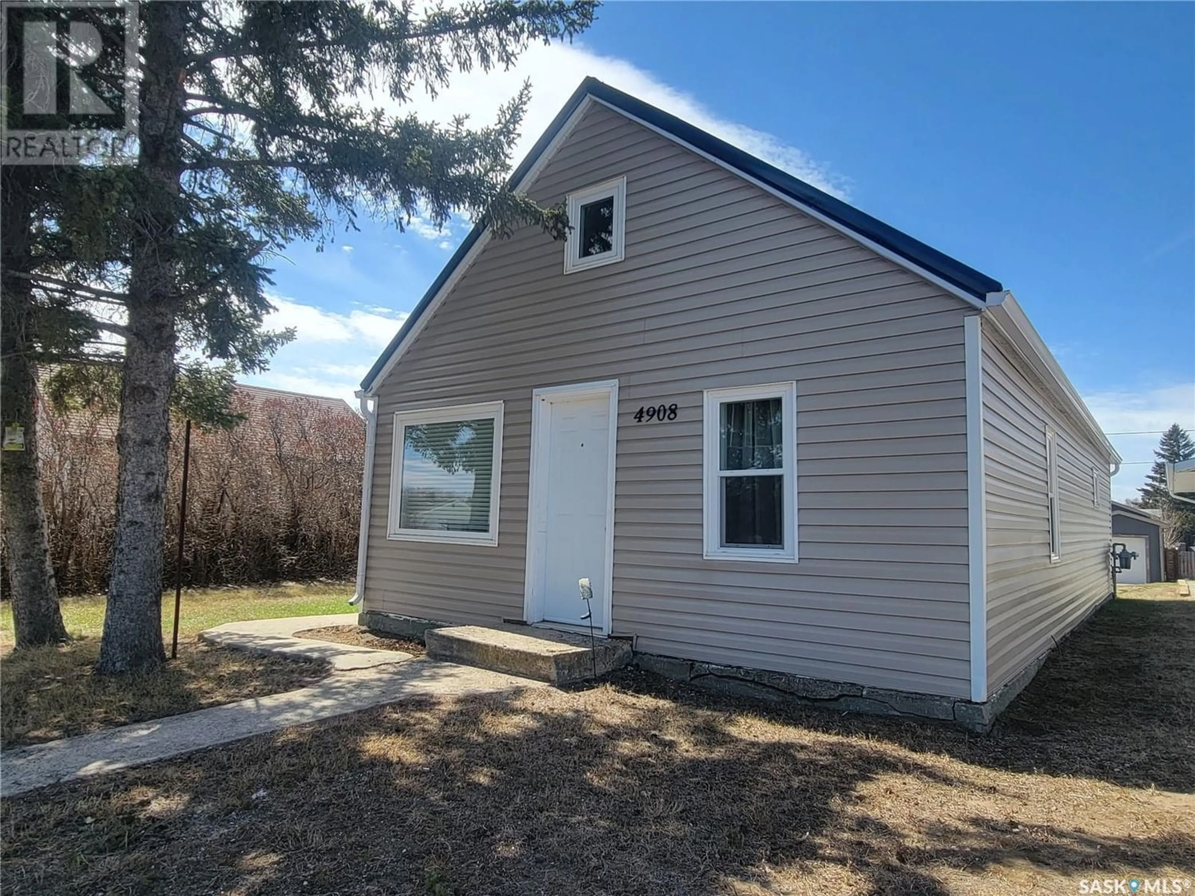 Home with vinyl exterior material for 4908 Leader STREET, Macklin Saskatchewan S0L2C0