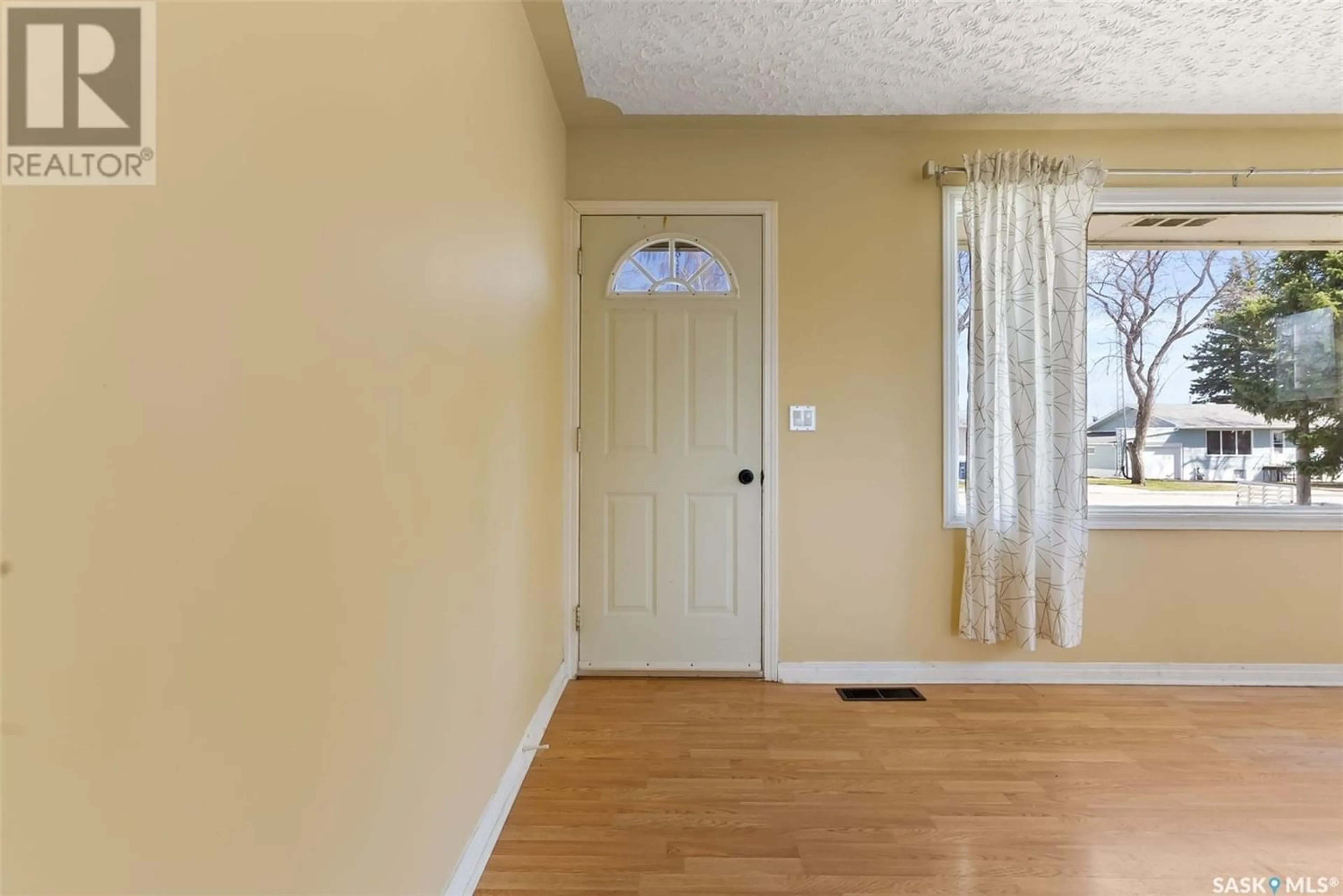 Indoor entryway for 126 2nd AVENUE E, Montmartre Saskatchewan S0G3M0