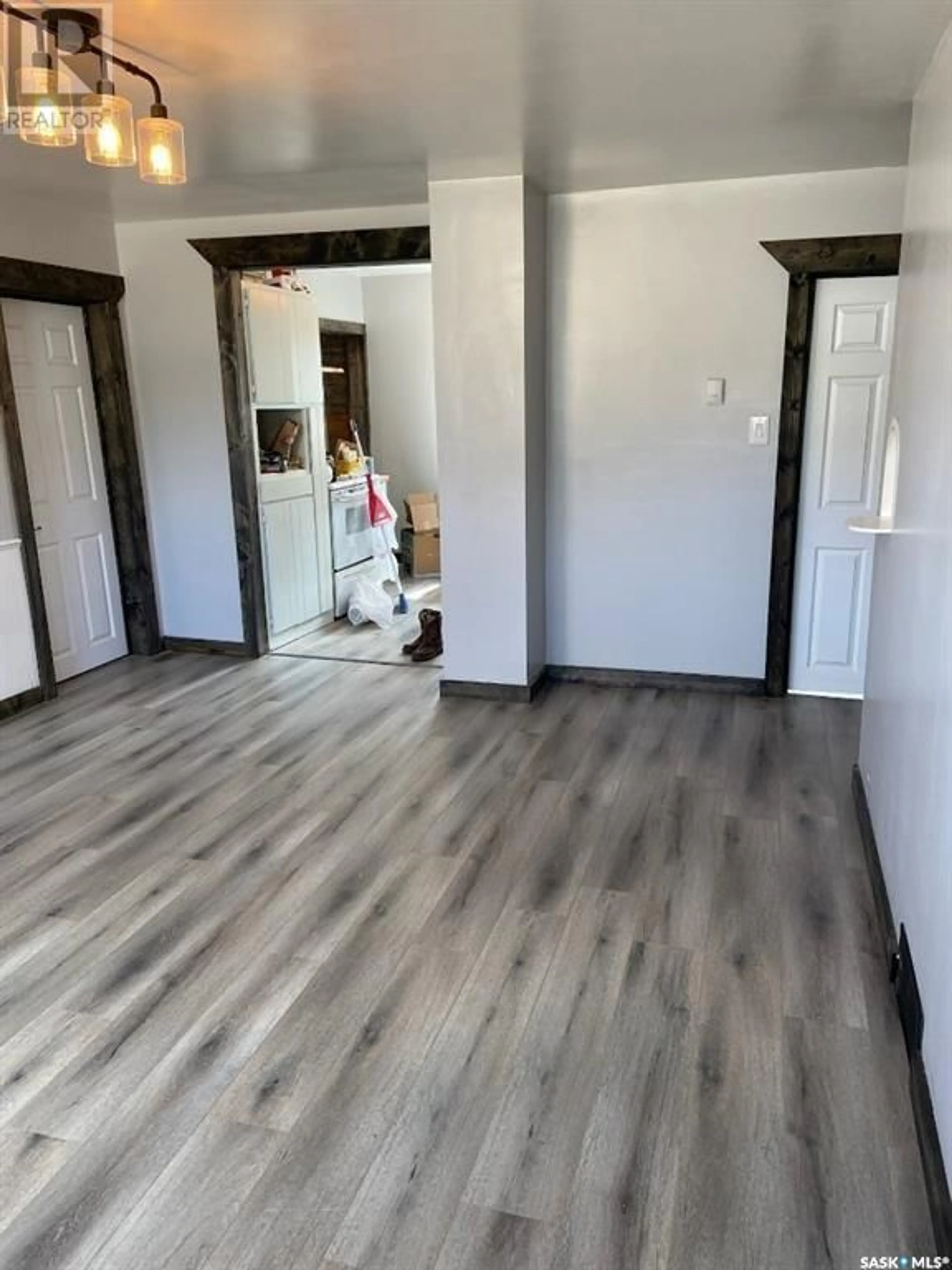 Indoor entryway, wood floors for 809 Peters AVENUE, Oxbow Saskatchewan S0C2B0