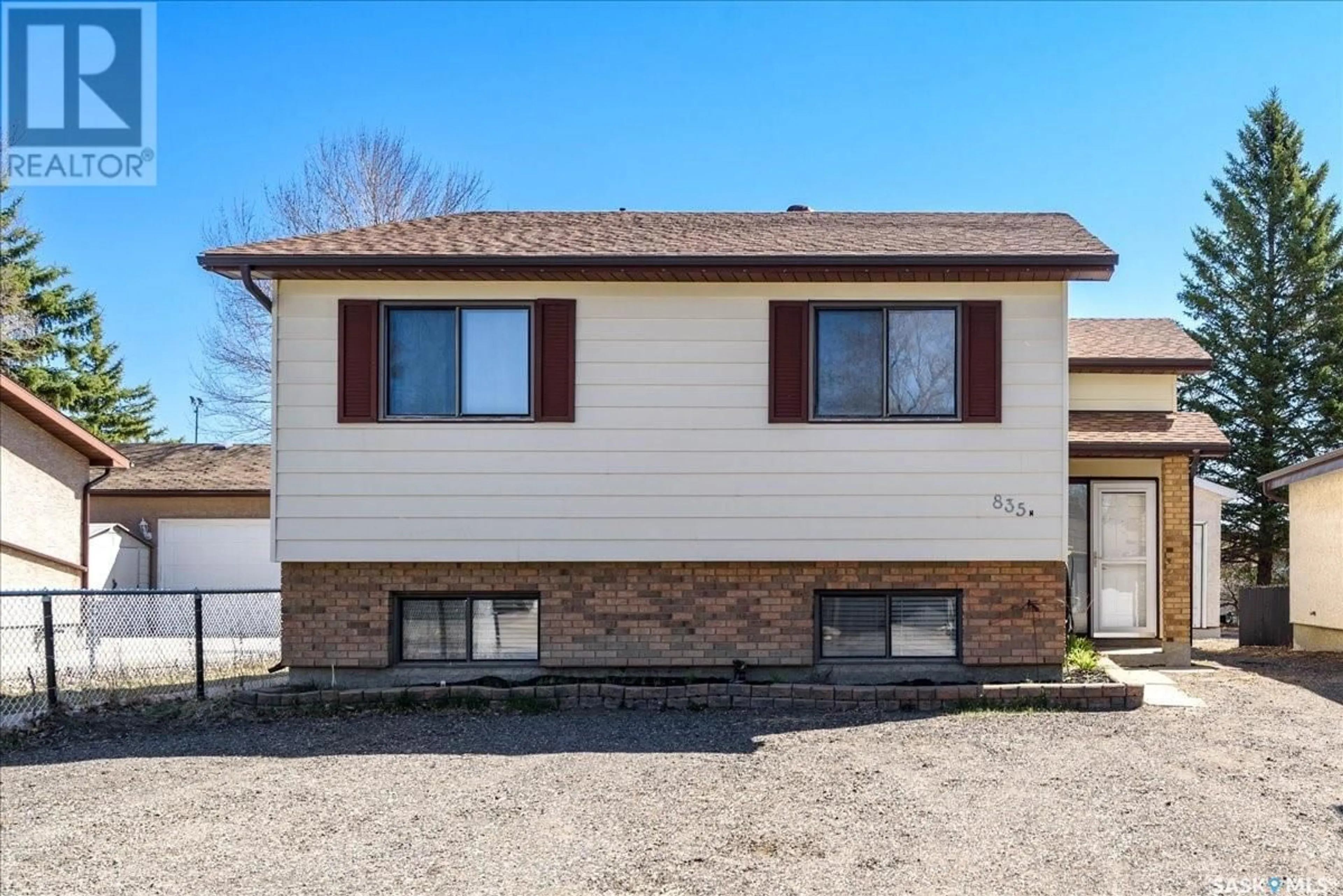 Home with vinyl exterior material for 835 Morris CRESCENT, Regina Saskatchewan S4X2L6